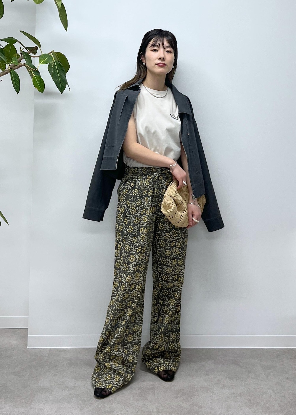 「チャコール、Americana for SALON、Americana、ノースリーブ、オフホワイト、COUTURE D'ADAM、ブロックプリント、グレー、柄、REMME、フラットシューズ、メッシュ、ブラック、MAISON N.H PARIS、クラッチバッグ」｜「REMMEの【REMME(レメ)】メッシュフラットシューズ（パンプス、ブラック系）」を使った、michiruさん（レディース・156cm）の冬コーディネートの3枚目の写真