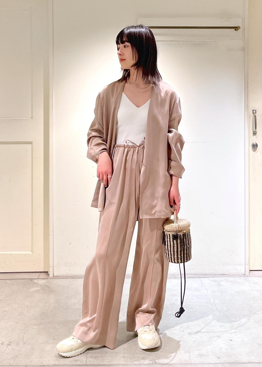 「24SS春の新作、GENTLE SILK、ジェントルシルク、ウォッシャブルシルク、ジャケット、サロンアダムエロペ、イージーパンツ、MOONSTAR、810s、BAGMATI、バグマティ、ショルダーバッグ、カゴバッグ、ERICKA NICOLAS BEGAY、エリッカニコラスビゲイ」|「SALON adam et rope'のGENTLE SILKシャツジャケット【セットアップ対応】(ノーカラージャケット、イエロー系)」を使った、michiruさん(レディース・156cm)の冬コーディネートの3枚目の写真