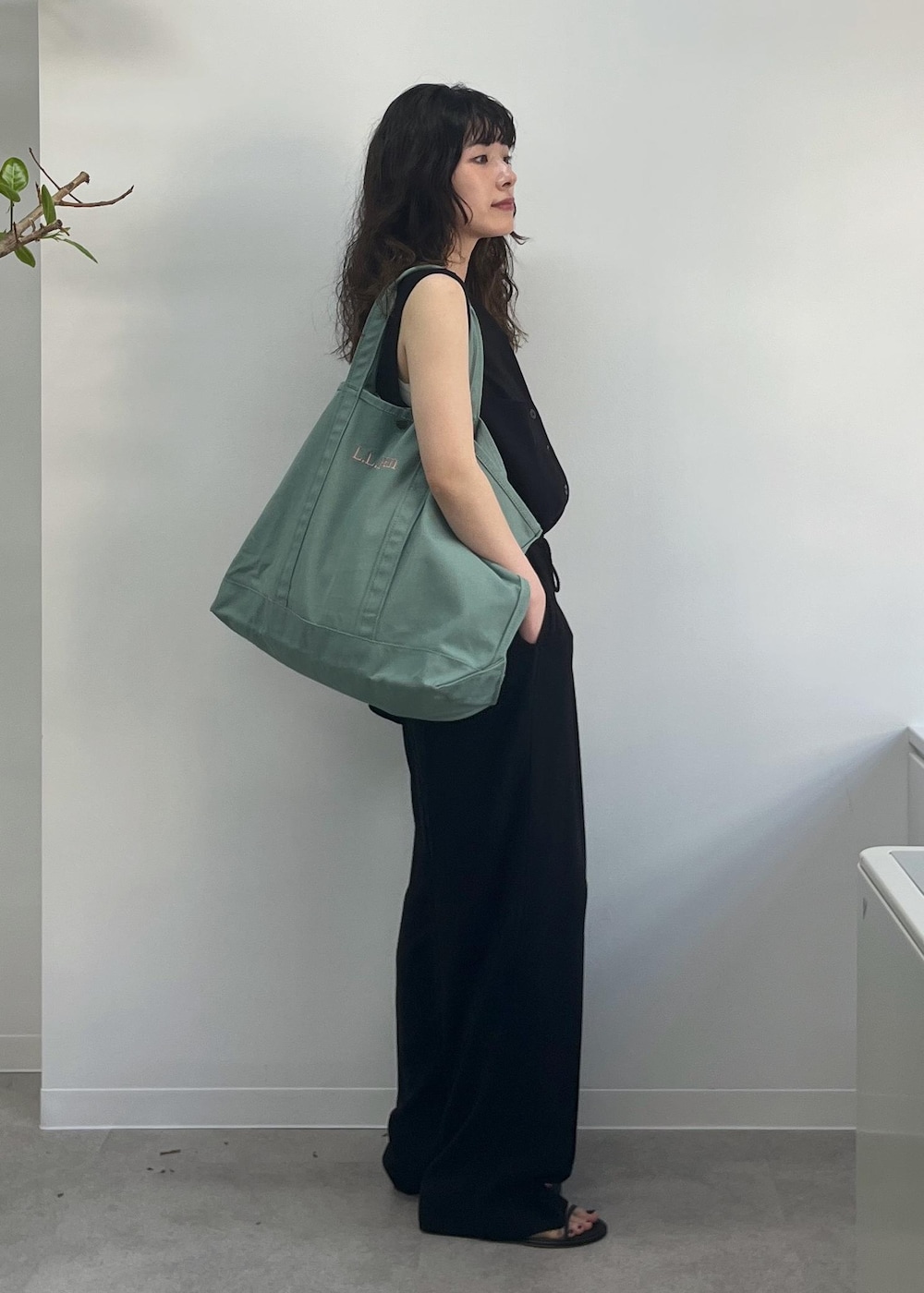 「L.L.Bean for SALON、L.L.Bean、グロサリートート、カーキ、バックサテン、ブラック、プリマベール、ホワイト、BRENTELLA、VIRNINA、ミュール、初夏コーデ、夏コーデ、お仕事コーデ、デートコーデ」｜「SALON adam et rope'のプリマベールファームリーリブタンクトップ［UVケア・洗える］（タンクトップ、ホワイト系）」を使った、michiruさん（レディース・156cm）の春コーディネートの5枚目の写真