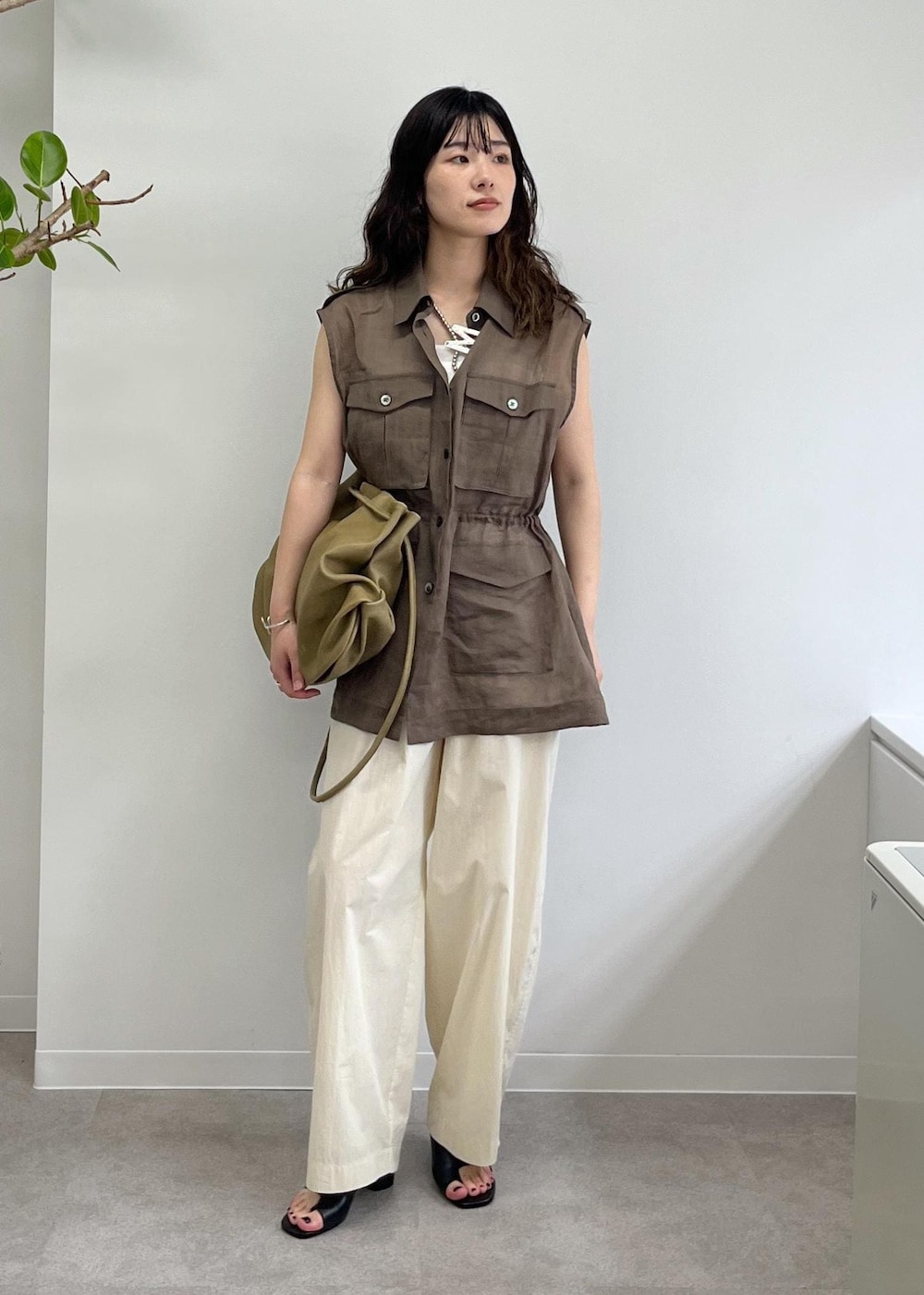 「ミリタリージレ、ミリタリーベスト、ブラウン、羽織、タンクトップ、カーヴィーパンツ、撥水、レザー、Gabriela Coll Garments、ERICKA NICOLAS BEGAY、トゥアレグ、ブローチ、初夏コーデ、夏コーデ、デートコーデ」｜「SALON adam et rope'のヒールトングサンダル（サンダル、ブラック系）」を使った、michiruさん（レディース・156cm）の春コーディネートの2枚目の写真