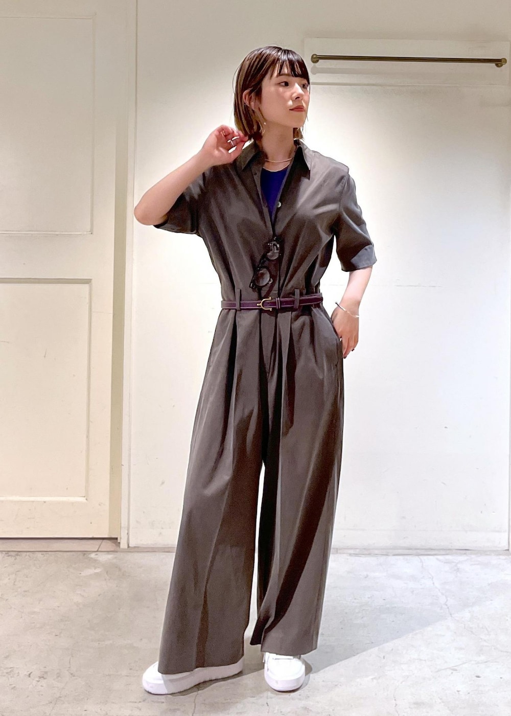「カーキ、アメリカンスリーブ、タンクトップ、パープル、Smile Cotton、TORY LEATHER、ベルト、New Balance、CT302C、BAGNATI、ホワイト、トートバッグ、オールインワン、スニーカー、サロンアダムエロペ」｜「SALON adam et rope'の【Smile Cotton】カップ付きアメリカンスリーブタンクトップ（タンクトップ、パープル系）」を使った、michiruさん（レディース・156cm）の春コーディネートの5枚目の写真