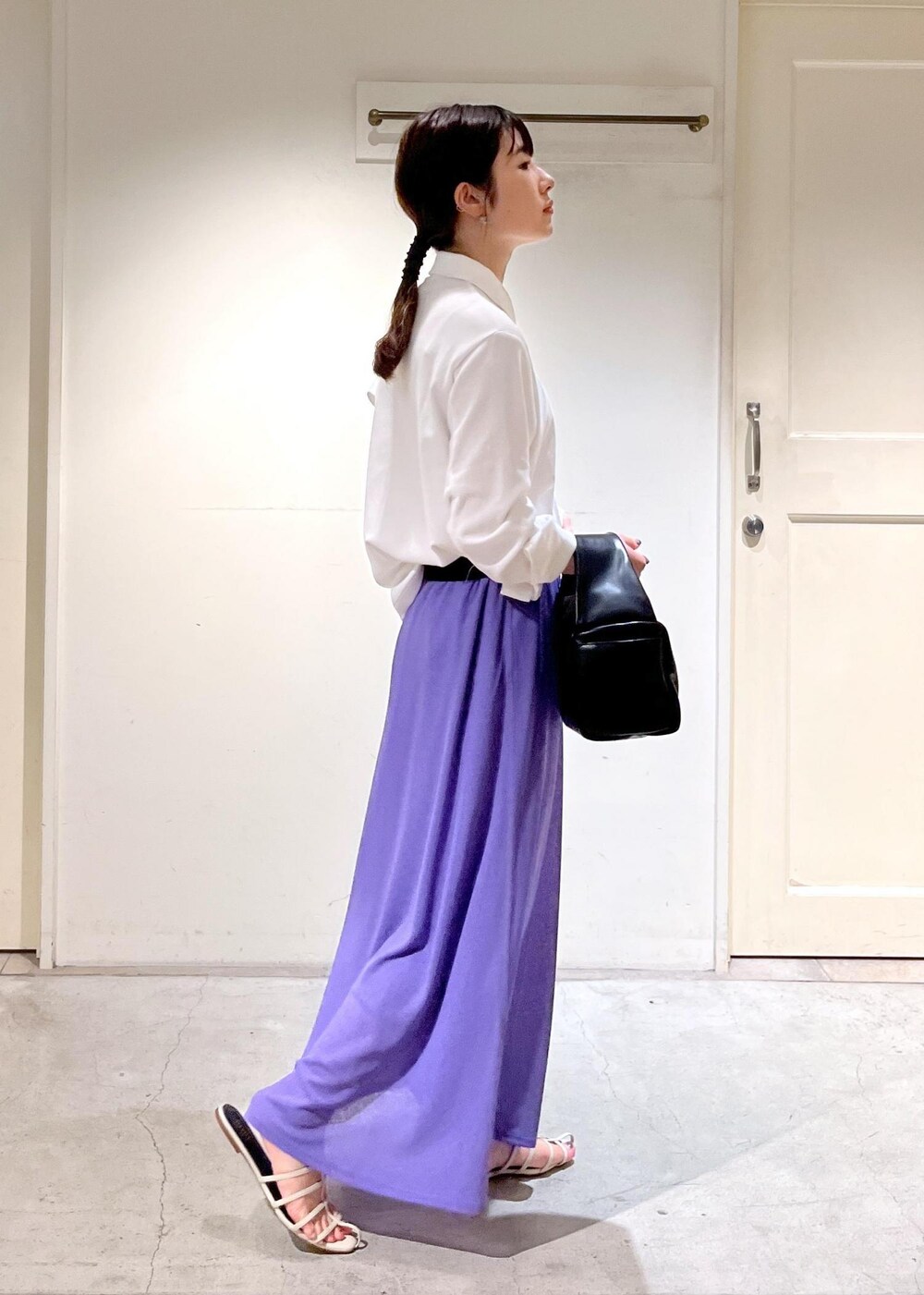 「骨格ウェーブ、ブルベ、低身長、KINAN、ポンチ素材、シアー、ロングスカート、サロンアダムエロペ、ハンドバッグ、スカート、お出かけコーデ、シャツスタイル、サンダル、SALON　adam et rope'、カラーコーデ」｜「SALON adam et rope'のKINANシアーリブロングスカート（スカート、パープル系）」を使った、michiruさん（レディース・156cm）の夏コーディネートの3枚目の写真