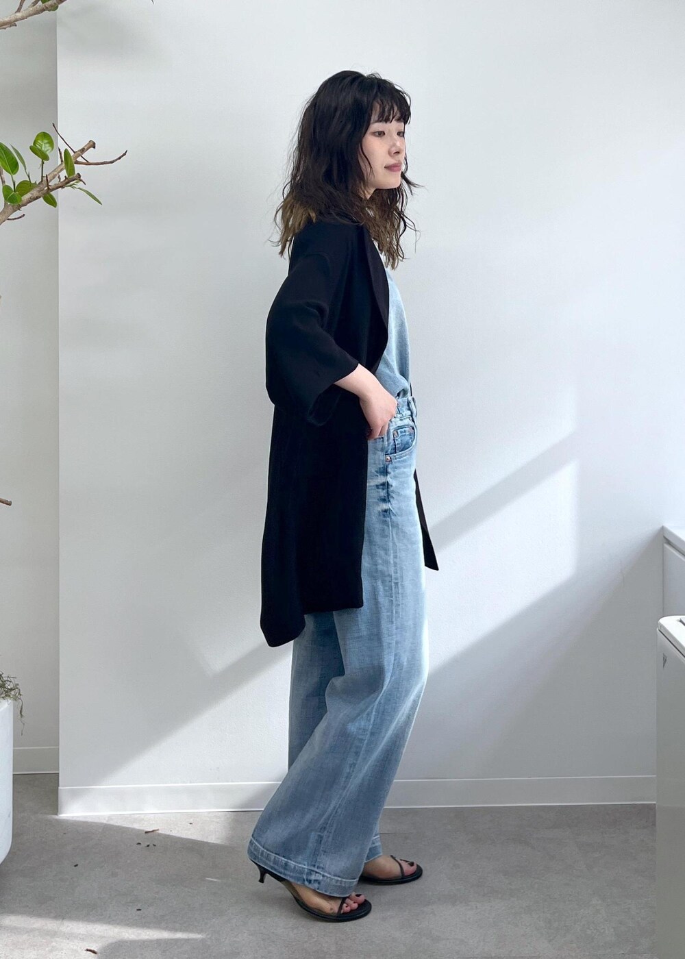 「ハーフスリーブ、ブラック、羽織、RED CARD TOKYO for SALON、RED CARD TOKYO、デニム、GILET blouse、easy SLOGAN、ブルー、BRENTELLA、VIRNINA、ミュール、春コーデ、初夏コーデ、夏コーデ」｜「RED CARD TOKYOの【RED CARD TOKYO（レッドカードトーキョー）for SALON】別注GILET blouse / デニムジレベスト（ベスト、ブルー系）」を使った、michiruさん（レディース・156cm）の春コーディネートの4枚目の写真