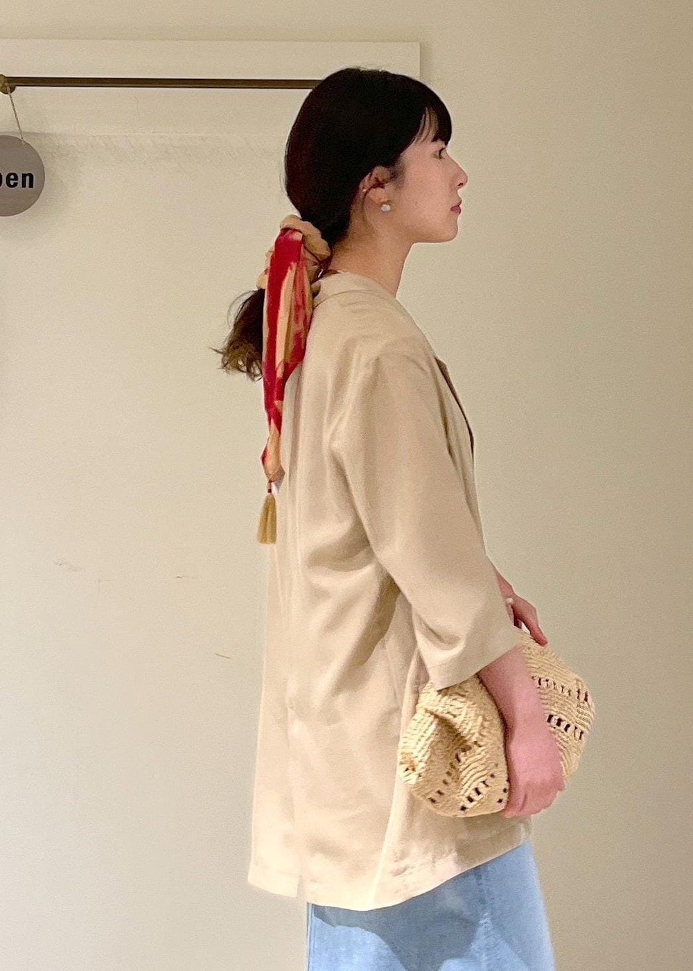 「GENTLE SILK、羽織、半袖、ウォッシャブルシルク、ベージュ、プリマベール、ホワイト、RED CARD TOKYO、vivan、ブルー、BIRKENSTOCK、Zurich、MAISON N.H PARIS、タイダイ染め、オレンジ」｜「SALON adam et rope'の[25SS]GENTLE SILKジレ【セットアップ対応】（ベスト、ベージュ系）」を使った、michiruさん（レディース・156cm）の春コーディネートの8枚目の写真