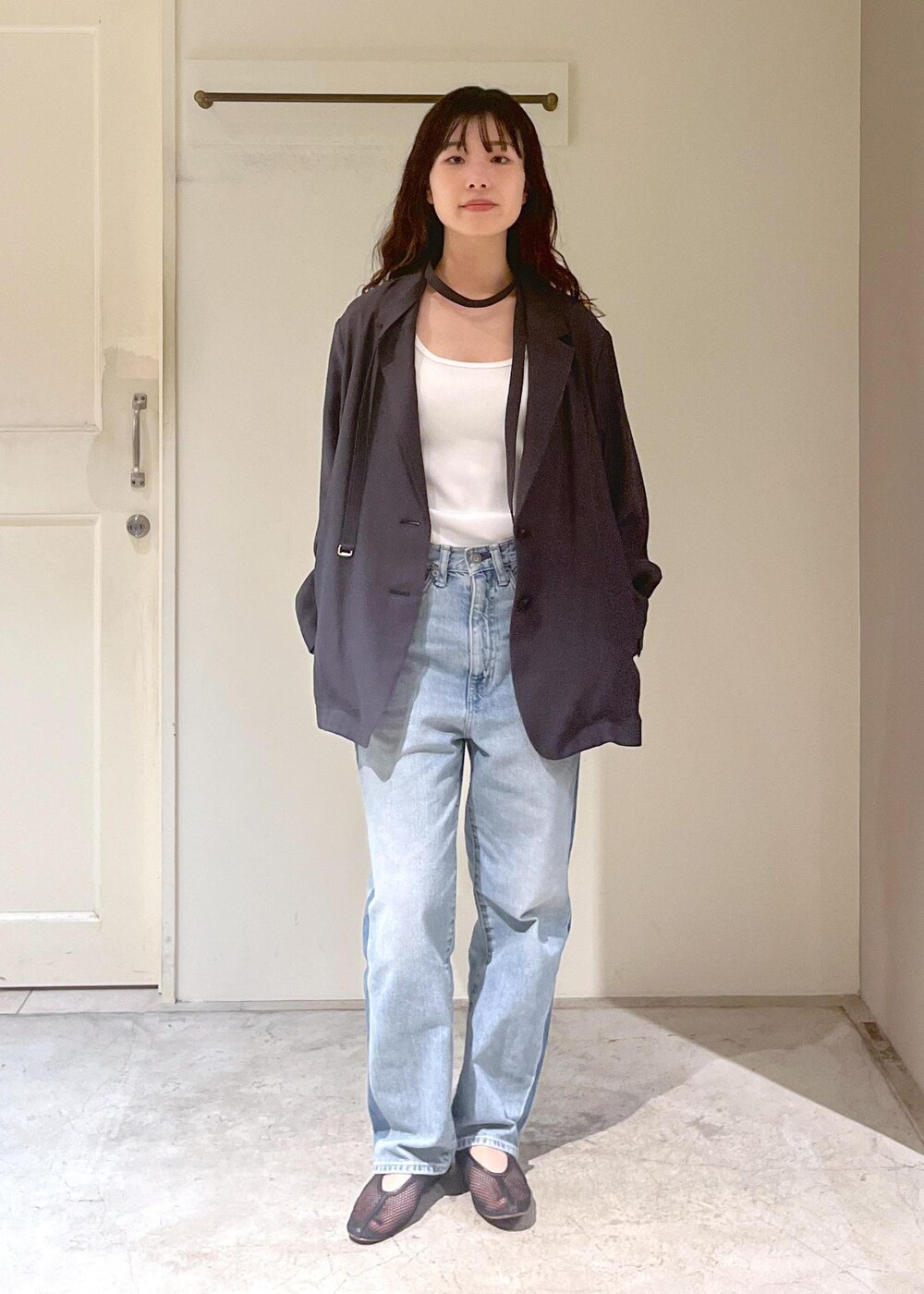 「羽織、チャコール、プリマベール、インナー、ホワイト、KURO for SALON、デニム、OPTIMA、REMME、Brady、ミニバッグ、ELY、初春コーデ、春コーデ、お仕事コーデ」|「REMMEの【REMME(レメ)】メッシュフラットシューズ(パンプス、ブラック系)」を使った、michiruさん(レディース・156cm)の春コーディネートの7枚目の写真