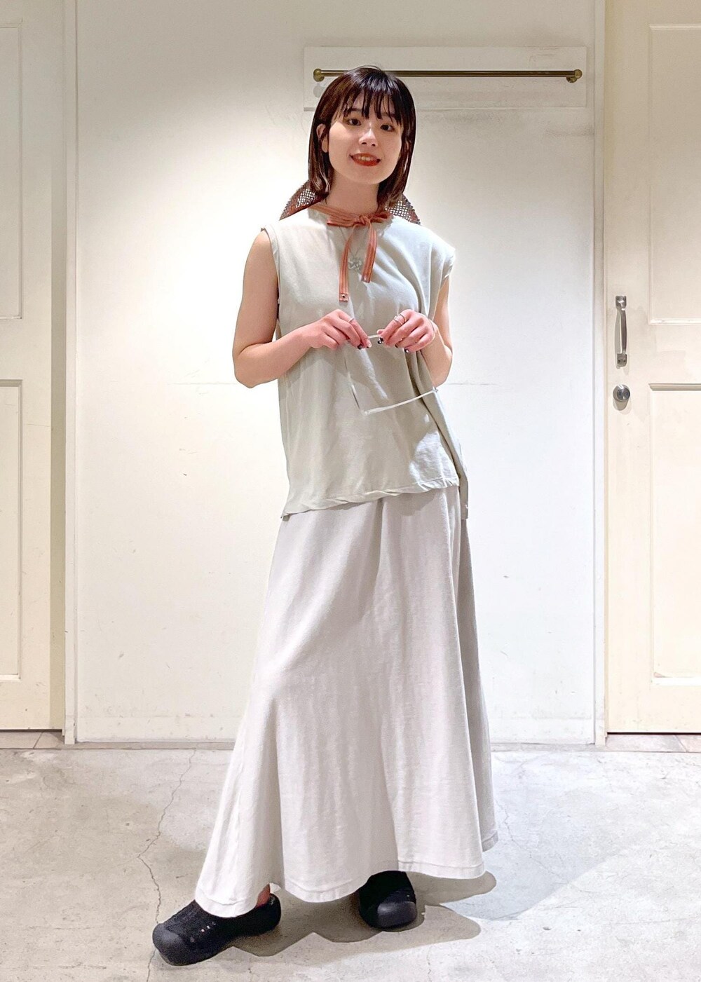 「GREYCHORD、SOFIE、グレー、HANNA、KEEN、SAN JUAN SANDAL 2、サンダル、La Maison de Lyllis、FONTANA、ハット、IZIPIZI、サングラス、ノースリーブ、スカート、ブラック」｜「KEENの【KEEN（キーン）】SAN JUAN SANDAL 2（サンダル、ブラック系）」を使った、michiruさん（レディース・156cm）の春コーディネートの7枚目の写真