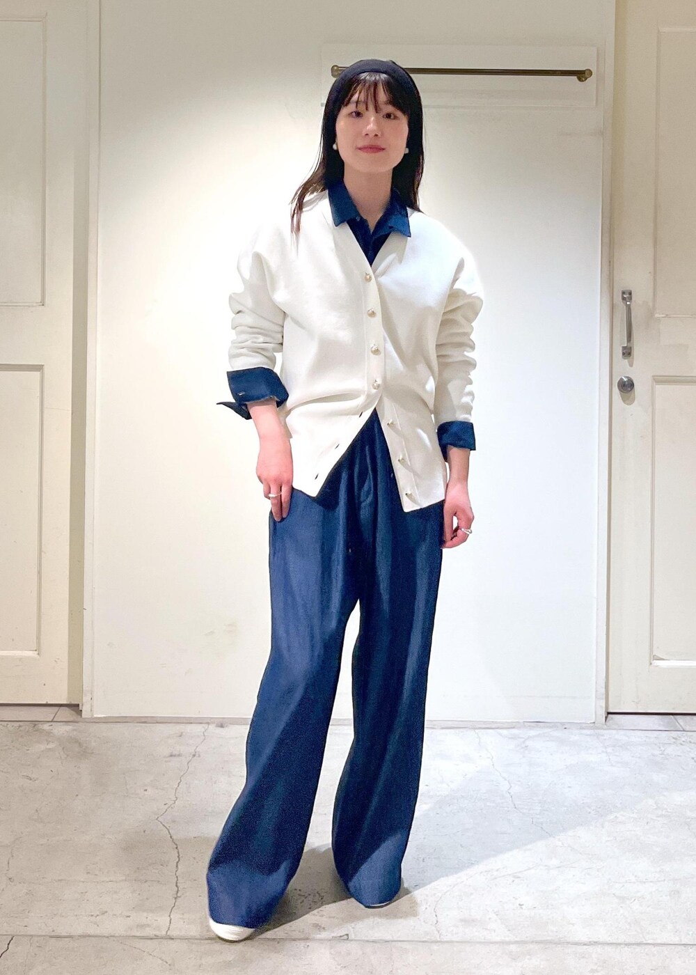 「金ボタン、Ｖネック、デニム、adidas、SUPERSTAR82、heyep、ヘアバンド、初春コーデ、春コーデ、デートコーデ、お出かけコーデ、旅行コーデ、アウトドアコーデ、推し活コーデ、女子会コーデ」｜「SALON adam et rope'のオープンカラーリラクシーデニムオールインワン（つなぎ/オールインワン、ブルー系）」を使った、michiruさん（レディース・156cm）の春コーディネートの3枚目の写真