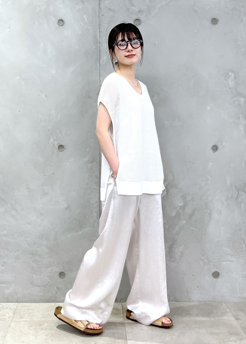 「シアー、プルオーバー、オールインワン、BIRKENSTOCK、Arizona VL Dotted、OUTDOOR PRODUCTS for SALON、OUTDOOR PRODUCTS、別注、トートバッグ、サロンアダムエロペ、24SS春の新作、24SS予約、24SS夏の新作、骨格ウェーブ、ブルべ」｜「SALON adam et rope'のシアーメッシュ2WAYプルオーバー【洗える】（ニット/セーター、ホワイト系）」を使った、michiruさん（レディース・156cm）の春コーディネートの9枚目の写真