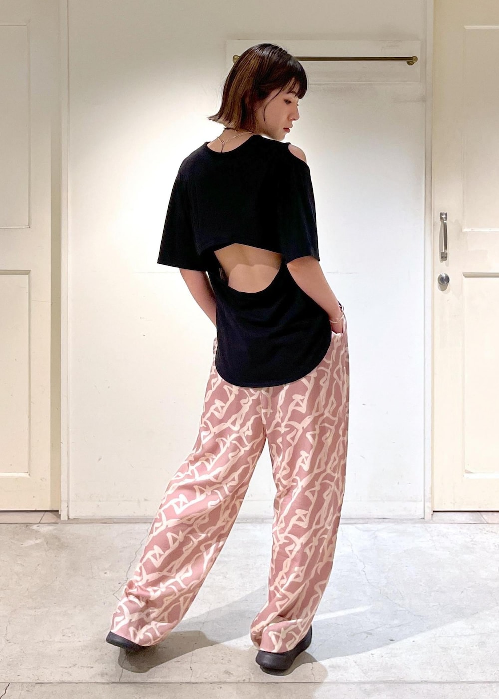 「DELIY、シーサイドダンサープリント、KEEN、ハンドバッグ、BAGMATI、カゴバッグ、ERICKA NICOLAS BEGAY、シルバーアクセサリー、ブラック、ショルダーバッグ、プルオーバー、オープンショルダー、パンツ、ピンク、ワイド」|「SALON adam et rope'のシーサイドダンサープリントパンツ【セットアップ対応】(その他パンツ、イエロー系)」を使った、michiruさん(レディース・156cm)の春コーディネートの4枚目の写真