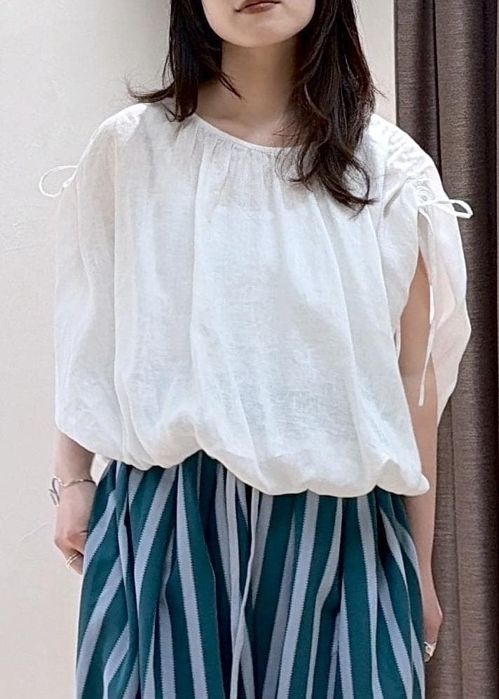 ホワイト系のシャツ/ブラウス、ホワイト系のショルダーバッグ、ブラウン系のサンダルを着用したレディースの春コーディネートの8枚目の写真