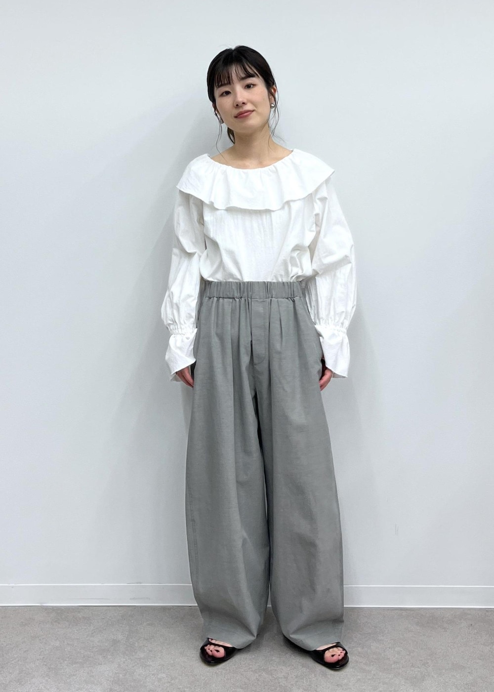 「WEB限定、バックリボン、ホワイト、カーヴィーパンツ、BRENTELLA、Letra for SALON、レトラ、メルカドバッグ、初春コーデ、春コーデ、お仕事コーデ、セレモニーコーデ、卒業式コーデ、卒園式コーデ、授業参観日コーデ」｜「Letraの【Letra（レトラ）for SALON】PRAYA short XS/プラヤメルカドバッグ（かごバッグ、ブラック系）」を使った、michiruさん（レディース・156cm）の春コーディネートの3枚目の写真