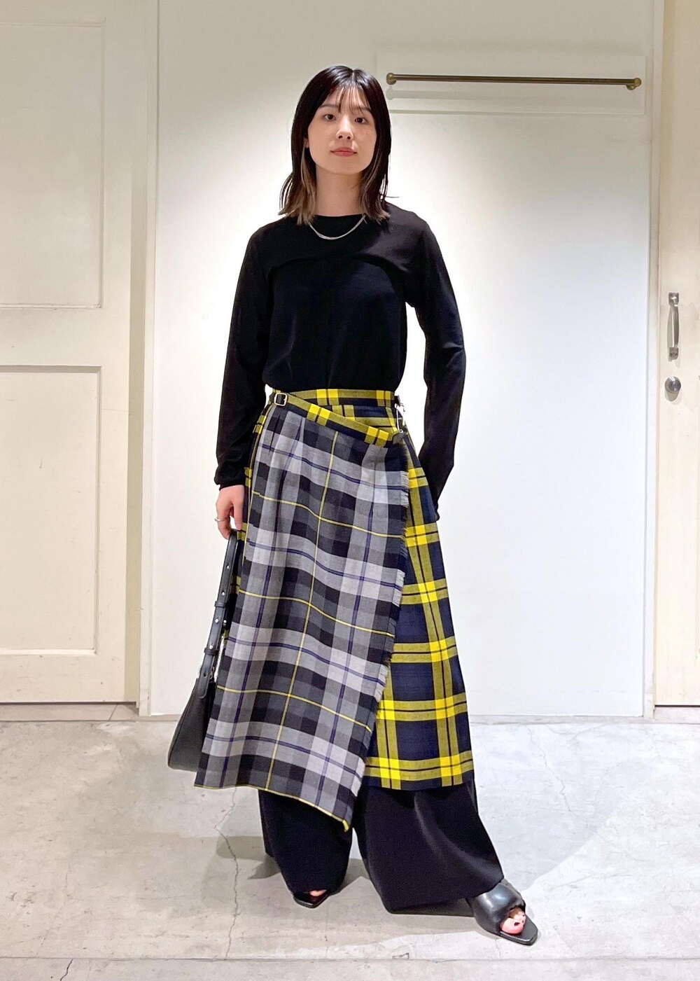 「GGG for SALON、GOOD PEOPLE GOOD STITCHING GOOD PRODUCT、シアー、Tシャツ、ブラック、オールインワン、ベアトップ、O'NEIL of DUBLIN for SALON、O'NEIL of DUBLIN、キルトスカート、チェック柄、BRENTELLA、ミニバッグ、レザー、ヒール」｜「O'NEIL of DUBLINの【O'NEIL of DUBLIN for SALON】別注2カラーレッグイージーキルトスカート（スカート、グレー系）」を使った、michiruさん（レディース・156cm）の秋コーディネートの3枚目の写真
