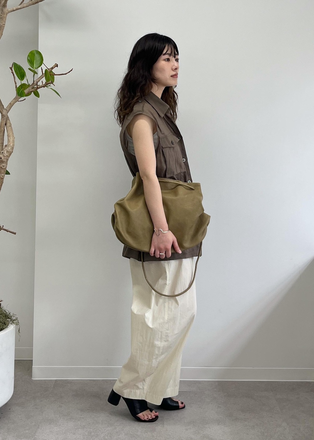 「ミリタリージレ、ミリタリーベスト、ブラウン、羽織、タンクトップ、カーヴィーパンツ、撥水、レザー、Gabriela Coll Garments、ERICKA NICOLAS BEGAY、トゥアレグ、ブローチ、初夏コーデ、夏コーデ、デートコーデ」｜「SALON adam et rope'のヒールトングサンダル（サンダル、ブラック系）」を使った、michiruさん（レディース・156cm）の春コーディネートの4枚目の写真