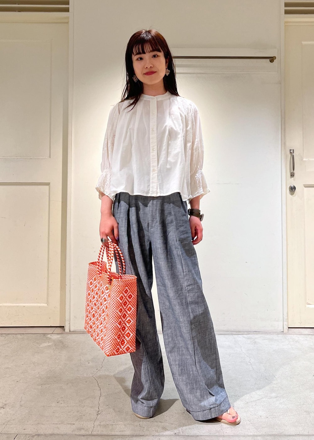「骨格ウェーブ、ブルベ、低身長、NICOLAS LAINAS、Letra、サロンアダムエロペ、カゴバッグ、ブラウス、夏コーデ、休日スタイル、デニム、お出かけコーデ、SALON　adam et rope'、レトラ」｜「NICOLAS LAINASの【NICOLAS LAINAS（ニコラスライナス）】コンフォートソールトングサンダル（サンダル、ベージュ系）」を使った、michiruさん（レディース・156cm）の夏コーディネートの2枚目の写真