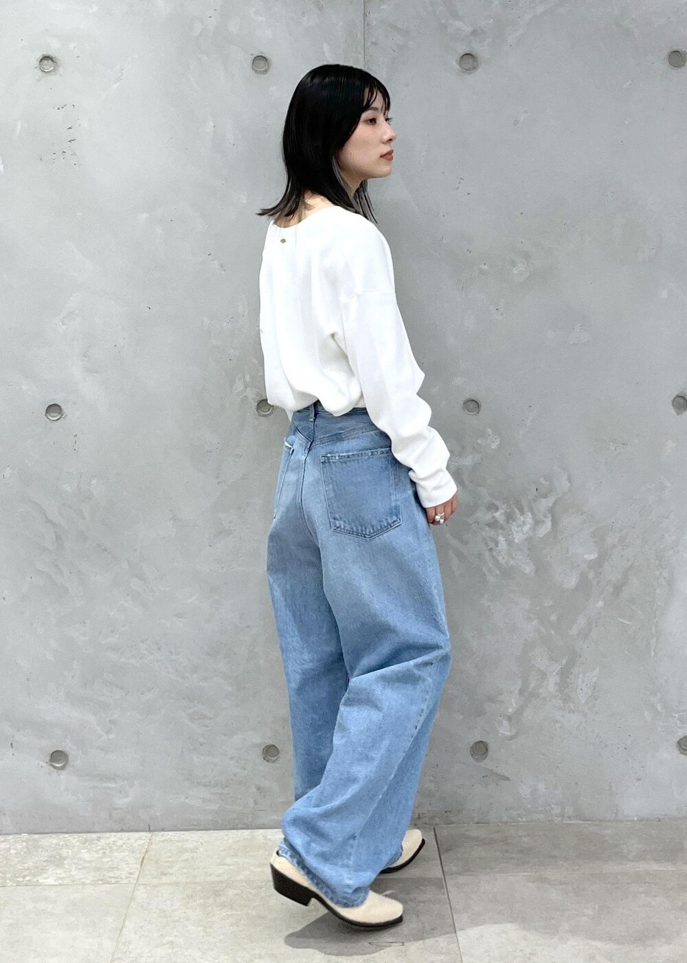 「スウェット、プルオーバー、Ｖネック、ホワイト、デニム、レザー、ERICKA NICOLAS BEGAY、ナバホパール、シルバー、RED CARD TOKYO、Dakota、初秋コーデ、秋コーデ、初冬コーデ、デートコーデ」｜「SALON adam et rope'のスプリットレザーミドルボストンバッグ（ボストンバッグ、ホワイト系）」を使った、michiruさん（レディース・156cm）の秋コーディネートの4枚目の写真