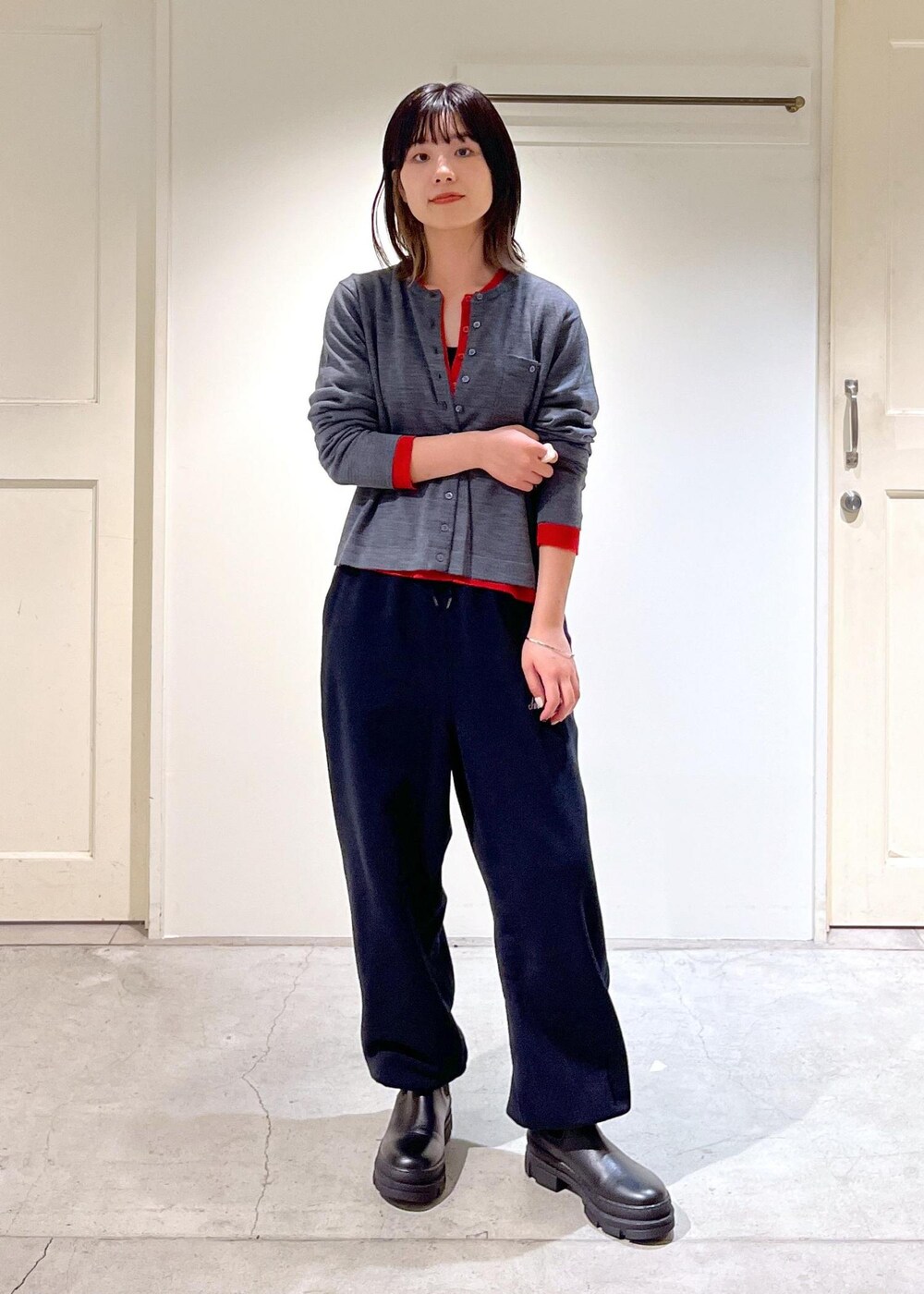 「ウォッシャブルウール、レッド、Americana for SALON、Americana、スウェット、REMME、R&D.M.Co-OLDMAN'S TAILOR、ショルダーバッグ、ウエストポーチ、ミニバッグ、グレー、ネイビー、ブラック、レザー、厚底」｜「SALON adam et rope'のウォッシャブルウールクルーネックカーディガン（カーディガン/ボレロ、グレー系）」を使った、michiruさん（レディース・156cm）の秋コーディネートの3枚目の写真