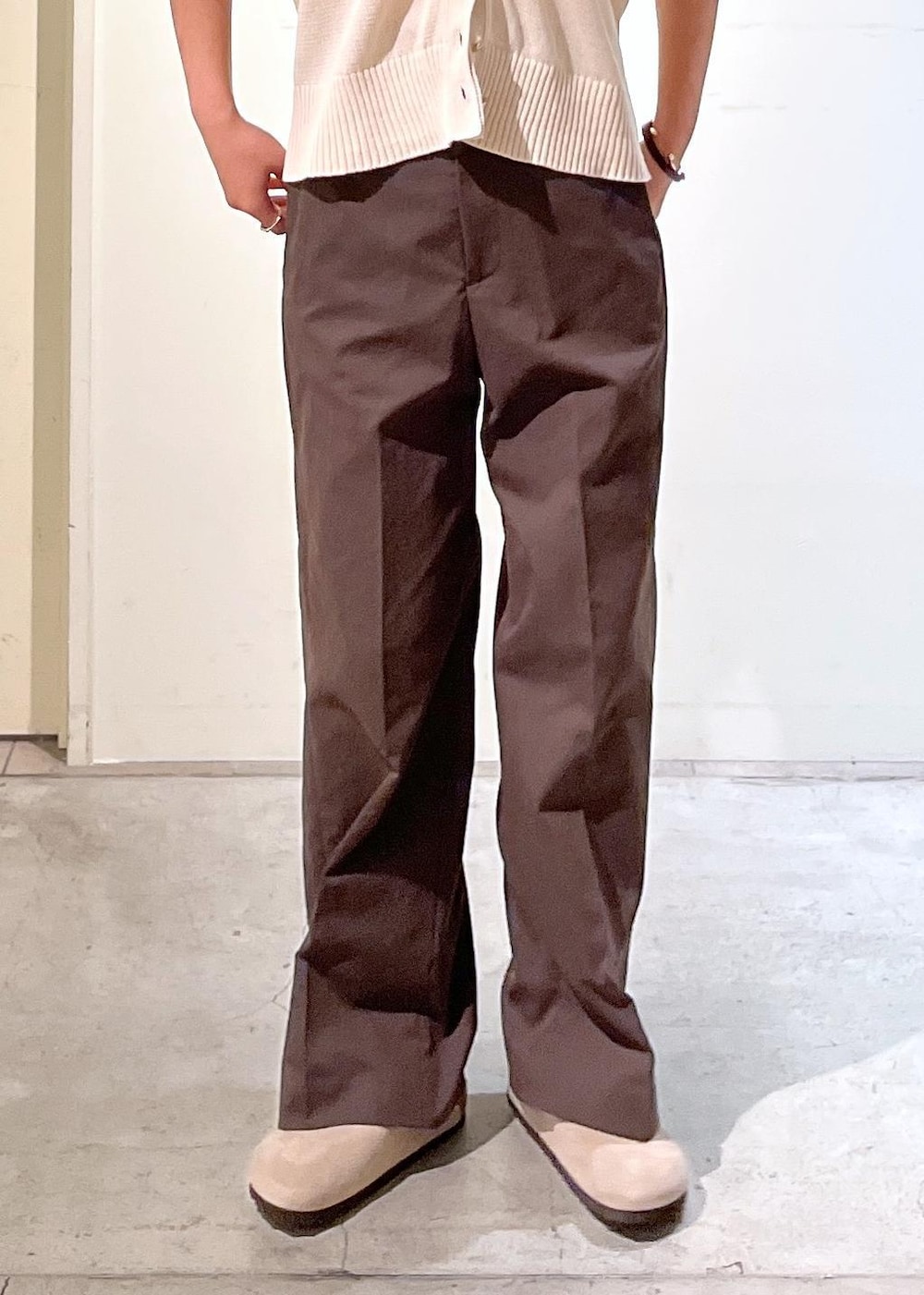 「羽織、半袖、ブラウン、BIRKENSTOCK、Boston、レザー、WS、Coca-Cola、初秋コーデ、秋コーデ、お仕事コーデ、お出かけコーデ、旅行コーデ、推し活コーデ、女子会コーデ」|「BIRKENSTOCKの【BIRKENSTOCK(ビルケンシュトック)】Boston/ボストン(サンダル、グレー系)」を使った、michiruさん(レディース・156cm)の夏コーディネートの9枚目の写真