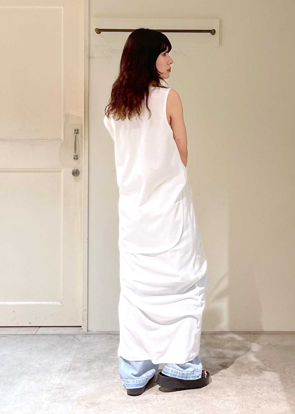 「Yasuko Hirano、平野泰子、Emut S、アートプリント、nu=layer、RED CARD TOKYO、easy SLOGAN、デニム、ブルー、BIRKENSTOCK、Florida III Flex Platform、Diminutivo、初夏コーデ、夏コーデ、デートコーデ」|「RED CARD TOKYOの【RED CARD TOKYO(レッドカードトーキョー)for SALON】別注 easy SLOGAN/デニム(デニムパンツ、ブルー系)」を使った、michiruさん(レディース・156cm)の夏コーディネートの5枚目の写真
