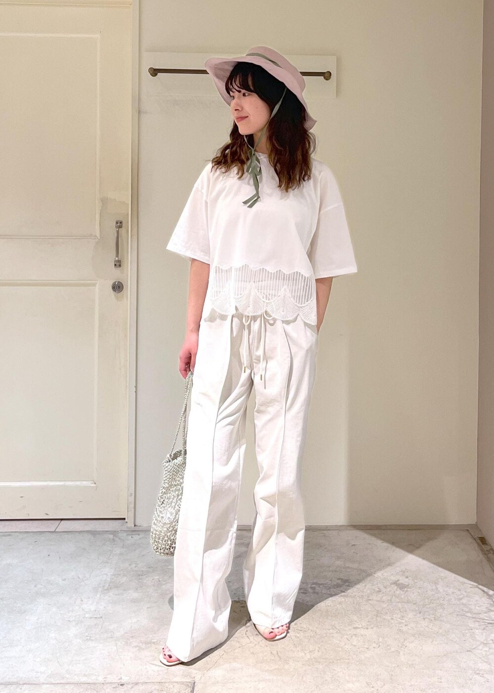 「VELVETY INDIGO BLUE BLACK、CATERPILLAR PANTS、レザー、BAGMATI、シルバー、2025JUNPRESS対象商品、chisaki、Shima、帽子、ピンク、春コーデ、初夏コーデ、夏コーデ、デートコーデ、お出かけコーデ」|「SALON adam et rope'のヒールトングサンダル(サンダル、グレー系)」を使った、michiruさん(レディース・156cm)の春コーディネートの7枚目の写真