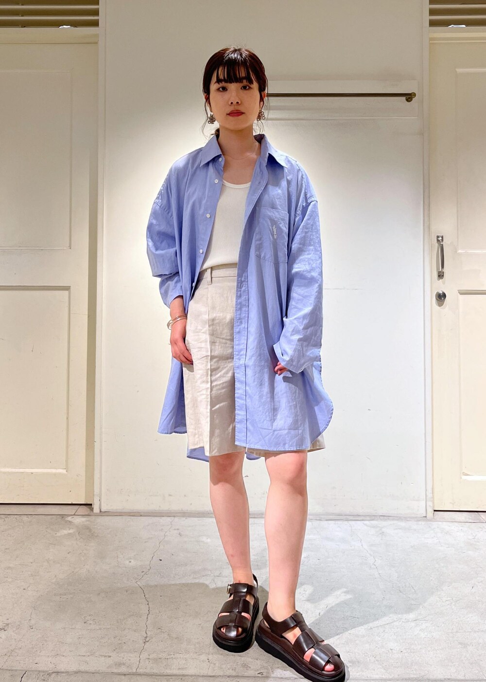 「骨格ウェーブ、ブルベ、低身長、Americana、アメリカーナ、タンクトップ、ショートパンツ、レザーサンダル、MOHI、サロンアダムエロペ、SALON　adam et rope'、夏コーデ、休日スタイル、ビッグシルエット、お出かけコーデ」｜「SALON adam et rope'の【セットアップ対応】麻混ヘリンボンショートパンツ（その他パンツ、ベージュ系）」を使った、michiruさん（レディース・156cm）の夏コーディネートの4枚目の写真