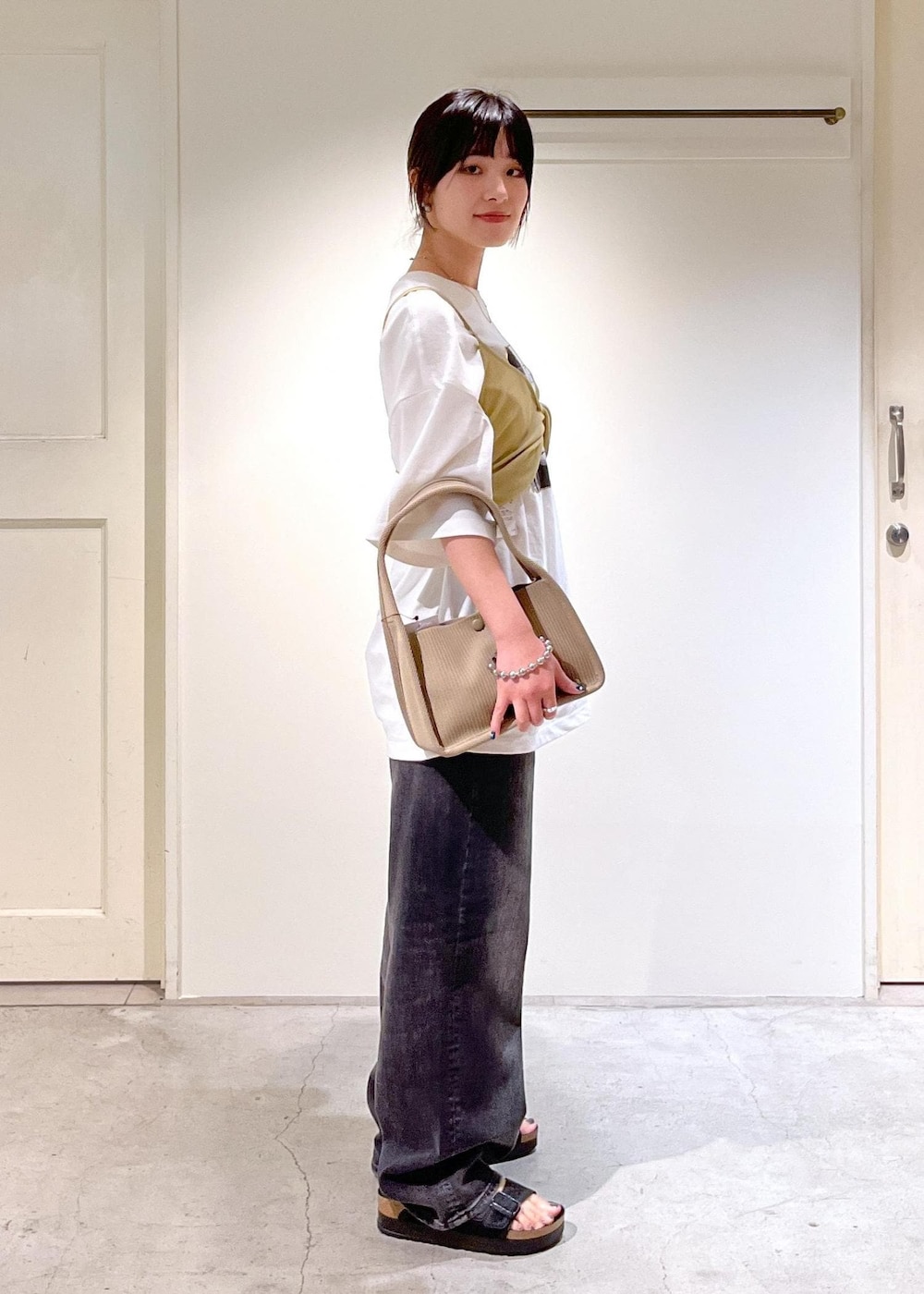 「audrey hepburn、audrey hepburn collection by jun、オードリー・ヘプバーン、オードリー・ヘプバーンコレクションバイジュン、nu=layer、healthy denim、ヘルシーデニム、BIRKENSTOCK、Arizona Platform Flex Mesh、Pink Pepper、ホワイト、ベージュ、Tシャツ、イエロー、プリント」｜「SALON adam et rope'のジャガードワンハンドルバッグ（ハンドバッグ、ベージュ系）」を使った、michiruさん（レディース・156cm）の夏コーディネートの4枚目の写真