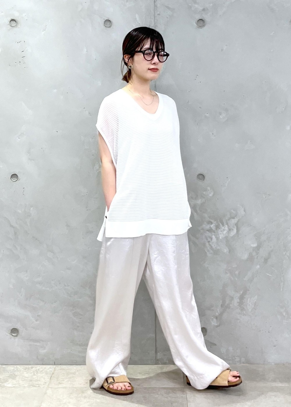 「シアー、プルオーバー、オールインワン、BIRKENSTOCK、Arizona VL Dotted、OUTDOOR PRODUCTS for SALON、OUTDOOR PRODUCTS、別注、トートバッグ、サロンアダムエロペ、24SS春の新作、24SS予約、24SS夏の新作、骨格ウェーブ、ブルべ」｜「SALON adam et rope'のシアーメッシュ2WAYプルオーバー【洗える】（ニット/セーター、ホワイト系）」を使った、michiruさん（レディース・156cm）の春コーディネートの8枚目の写真