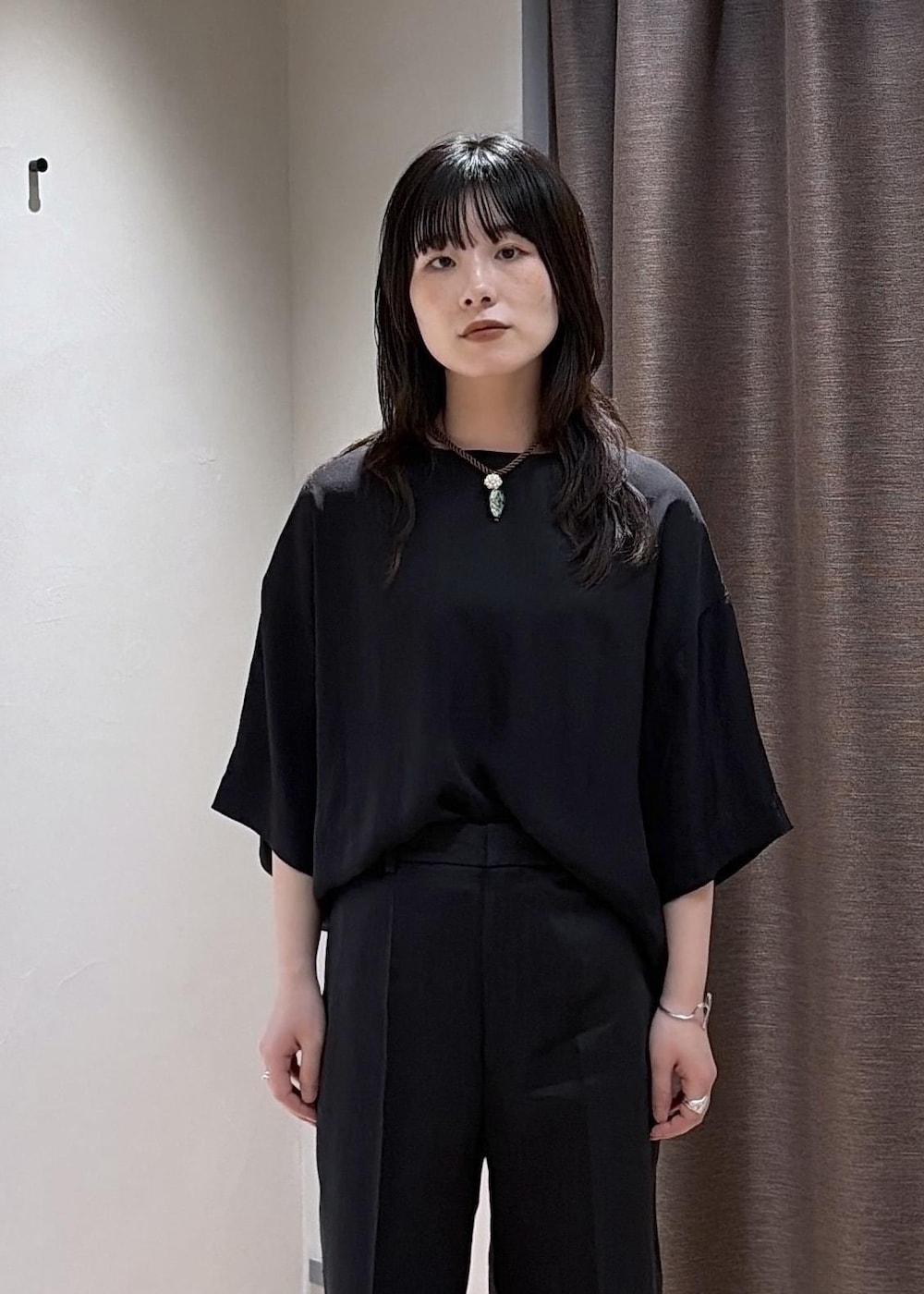 ブラック系のサンダル、ブラック系のシャツ/ブラウス、ブラック系のその他パンツを着用したレディースの夏コーディネートの9枚目の写真