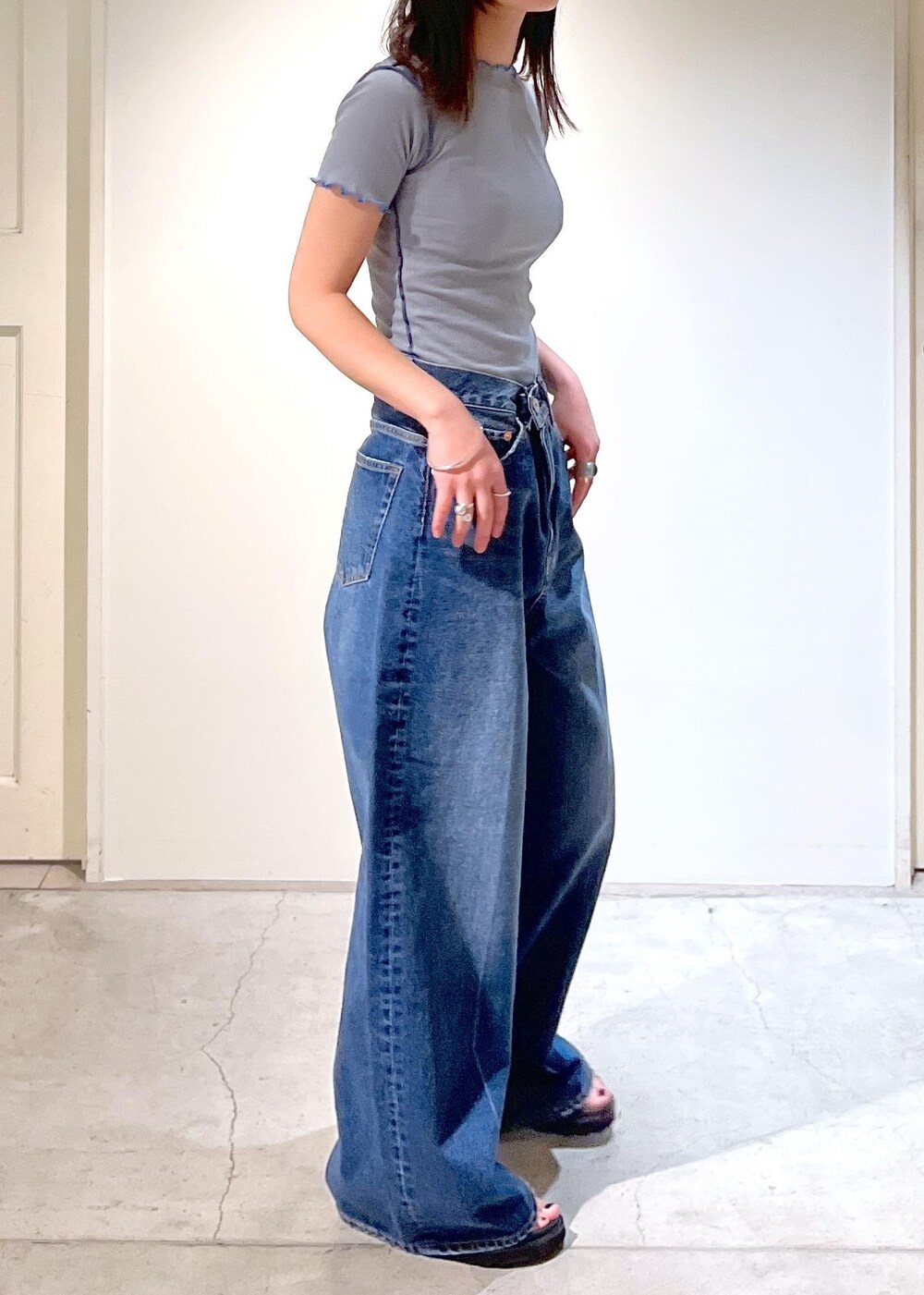 「Baserange、Tシャツ、シアー、ライトグレー、ホルターネックドレス、エプロン、ロング丈、ホワイト、オーガニックコットン、シルク、デニム、バギーデニム、ワイドパンツ、ブルー、MOHI」｜「SALON adam et rope'のセンタープレスバギーデニム（デニムパンツ、ブルー系）」を使った、michiruさん（レディース・156cm）の冬コーディネートの8枚目の写真