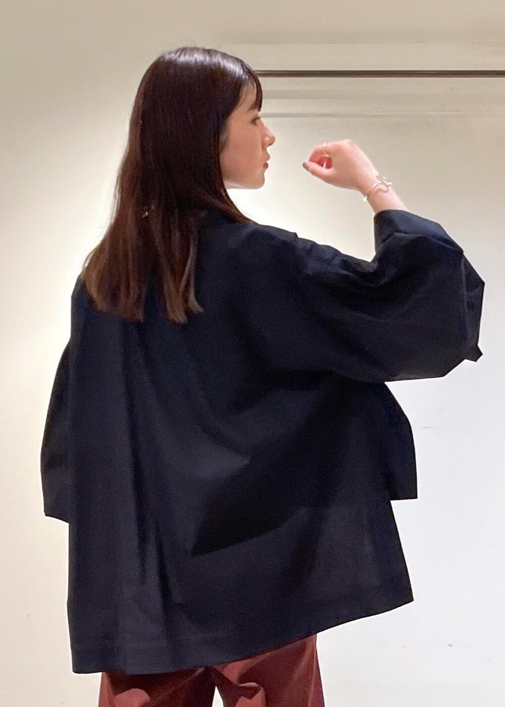 「23AW秋の新作、骨格ウェーブ、ブルベ、低身長、ボリュームスリーブ、サンダル、NICOLAS LAINAS、PLASTICITY、ショルダーバッグ、ハンドバッグ、ミニバッグ、休日スタイル、サロンアダムエロペ、SALON　adam et rope'、ブラウン」｜「NICOLAS LAINASの【NICOLAS LAINAS（ニコラスライナス）】コンフォートソールトングサンダル（サンダル、ブラック系）」を使った、michiruさん（レディース・156cm）の夏コーディネートの6枚目の写真