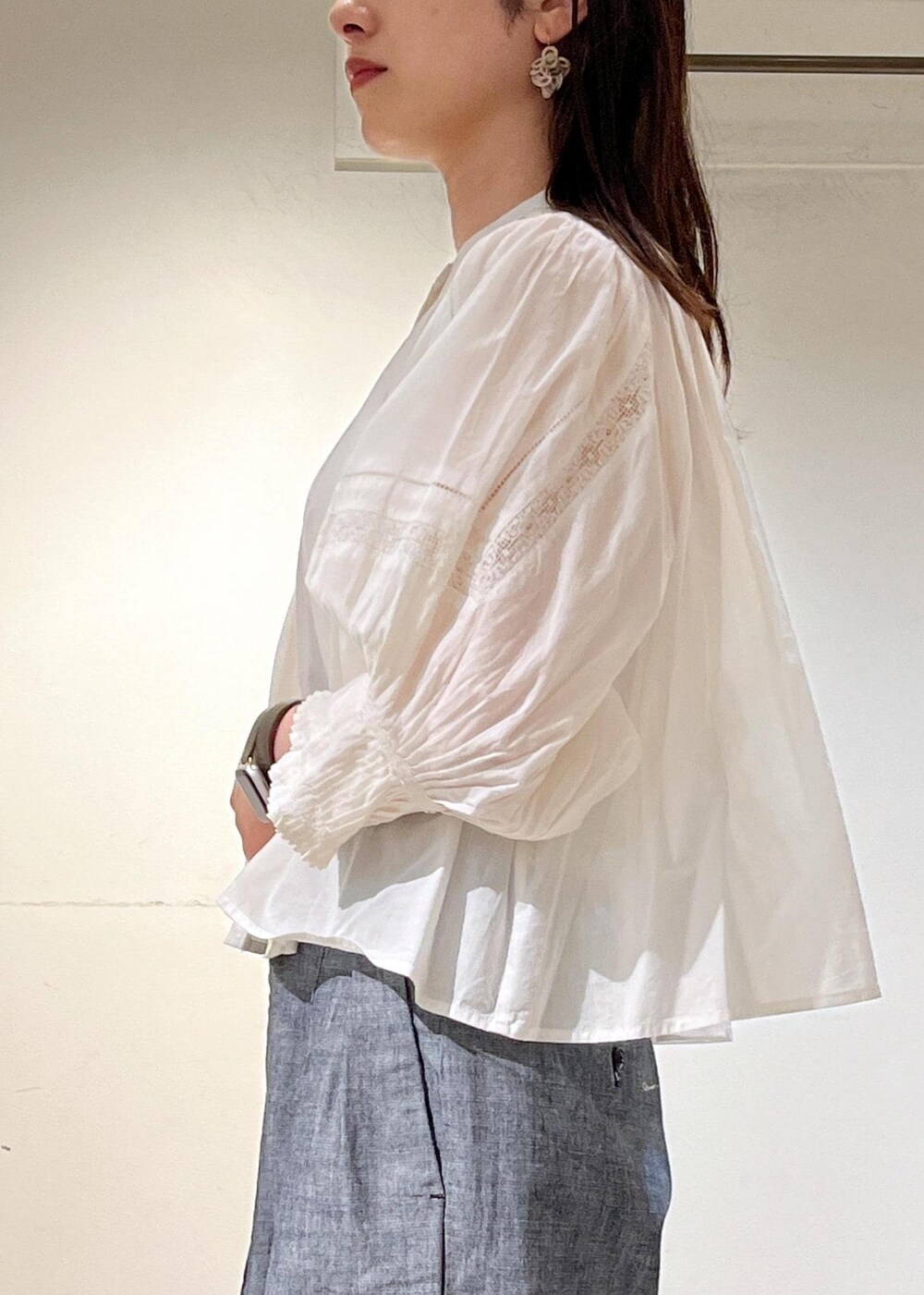 「骨格ウェーブ、ブルベ、低身長、NICOLAS LAINAS、Letra、サロンアダムエロペ、カゴバッグ、ブラウス、夏コーデ、休日スタイル、デニム、お出かけコーデ、SALON　adam et rope'、レトラ」｜「NICOLAS LAINASの【NICOLAS LAINAS（ニコラスライナス）】コンフォートソールトングサンダル（サンダル、ベージュ系）」を使った、michiruさん（レディース・156cm）の夏コーディネートの7枚目の写真