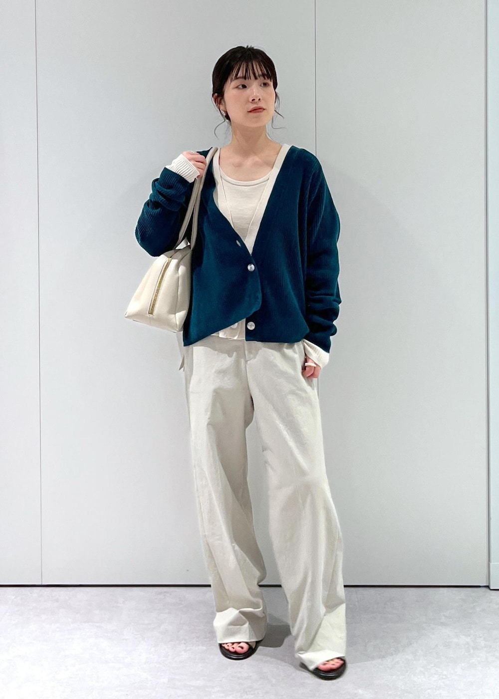 「CreamyCotton、クリーミーコットン、オーガニックコットン、Vネック、グリーン、ホワイト、ハイウエスト、BRENTELLA、ミュール、レザー、初春コーデ、春コーデ、初秋コーデ、秋コーデ、初冬コーデ」|「SALON adam et rope'のスプリットレザーミドルボストンバッグ(ボストンバッグ、ホワイト系)」を使った、michiruさん(レディース・156cm)の冬コーディネートの3枚目の写真