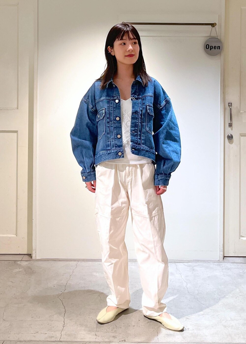 「redcardtokyo、デニムジャケット、デニム、ブルー、ホワイト、レース、ビスチェ、近江晒、カービーパンツ、オーガニックコットン、チェーンバッグ、クラッチバッグ、レザー、カーキ、Lafayette」|「SALON adam et rope'の【2WAY】レザースクエアチェーンクラッチショルダーバッグ(ショルダーバッグ、グリーン系)」を使った、michiruさん(レディース・156cm)の冬コーディネートの8枚目の写真