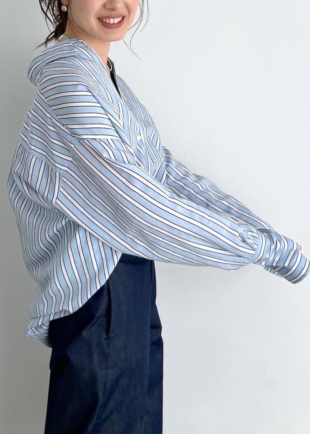 「オーバーシャツ、ストライプ、ブルー、Hug Silk、シルク、ネイビー、デニム、シルバー、レザー、初春コーデ、春コーデ、デートコーデ、お出かけコーデ、旅行コーデ、アウトドアコーデ」|「SALON adam et rope'のHug Silk ラウンドネックタンクトップ(タンクトップ、ブルー系)」を使った、michiruさん(レディース・156cm)の春コーディネートの9枚目の写真