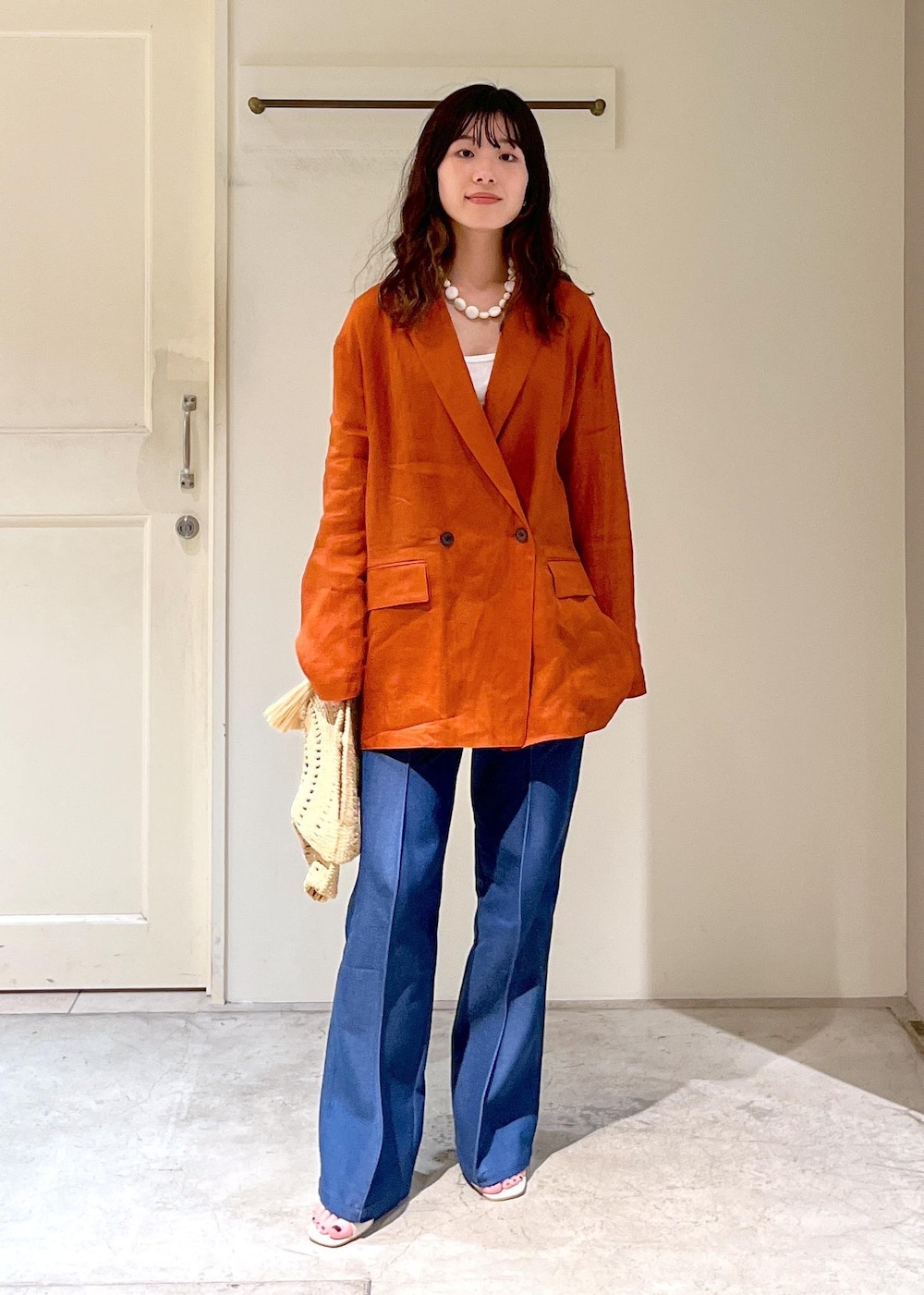 「羽織、テラコッタ、ホワイト、VELVETY INDIGO BLUE BLACK、CATERPILLAR 2 PT、デニム、レザー、MAISON N.H PARIS、CONSTANCE、Sapir Bachar、CARVED CORAL NECKLACE、春コーデ、初夏コーデ、夏コーデ、デートコーデ」｜「SALON adam et rope'のプリマベールファームリーリブタンクトップ［UVケア・洗える］（タンクトップ、ホワイト系）」を使った、michiruさん（レディース・156cm）の春コーディネートの7枚目の写真