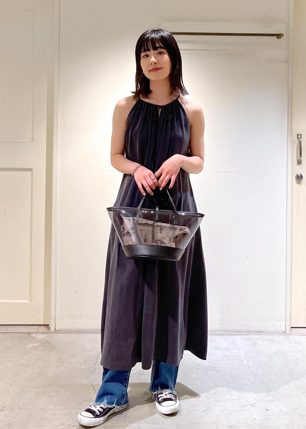 「24SS春の新作、GENTLE SILK、ジェントルシルク、2way、キャミワンピース、チャコール、KURO for SALON、KURO、別注、デニム、ブルー、パンツ、BAGMATI、バグマティ、クリアバック」｜「KUROの【KURO for SALON（クロ）】別注OPTIMA WASH/デニムパンツ（デニムパンツ、ブルー系）」を使った、michiruさん（レディース・156cm）の冬コーディネートの3枚目の写真