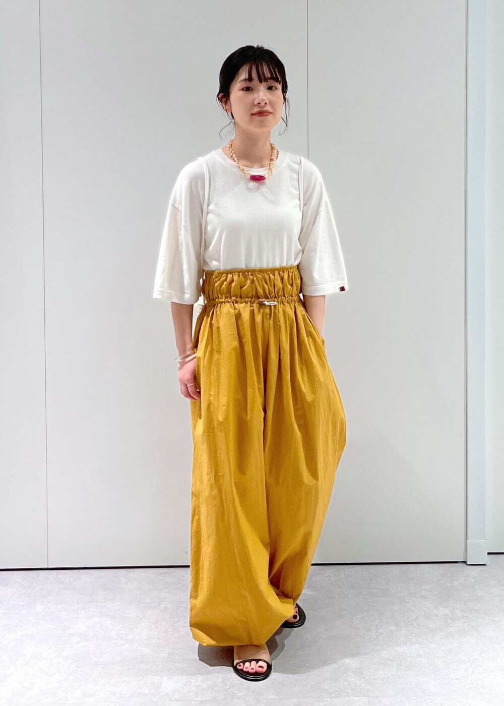 「Baserange、ワイドパンツ、キャメル、BRENTELLA、ミュール、メッシュ、オフホワイト、ナップサック、リュック、extreme cashmere、Tシャツ、Raponesa General Store、ネックレス、パール、初春コーデ」｜「SALON adam et rope'のナップサック（トートバッグ、ホワイト系）」を使った、michiruさん（レディース・156cm）の冬コーディネートの5枚目の写真