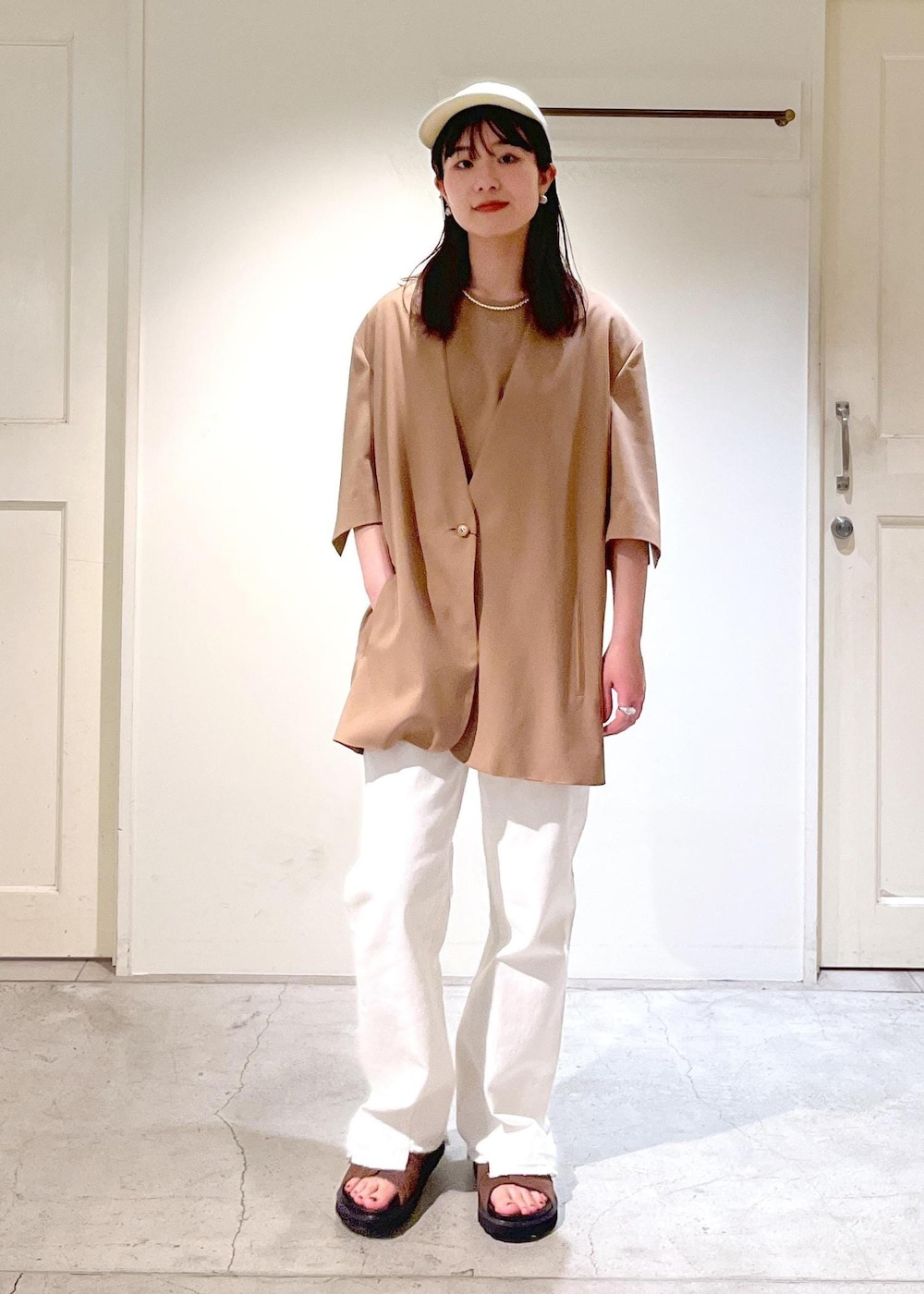 「Americana for SALON、半袖ジャケット、ノーカラー、2way、デニム、ホワイト、MOHI、ERICKA NICOLAS BEGAY、初春コーデ、春コーデ、お仕事コーデ、セレモニーコーデ、授業参観日コーデ、デートコーデ、お出かけコーデ」|「MOHIの【MOHI(モヒ)】バックルベルトサンダル(サンダル、ブラウン系)」を使った、michiruさん(レディース・156cm)の春コーディネートの3枚目の写真