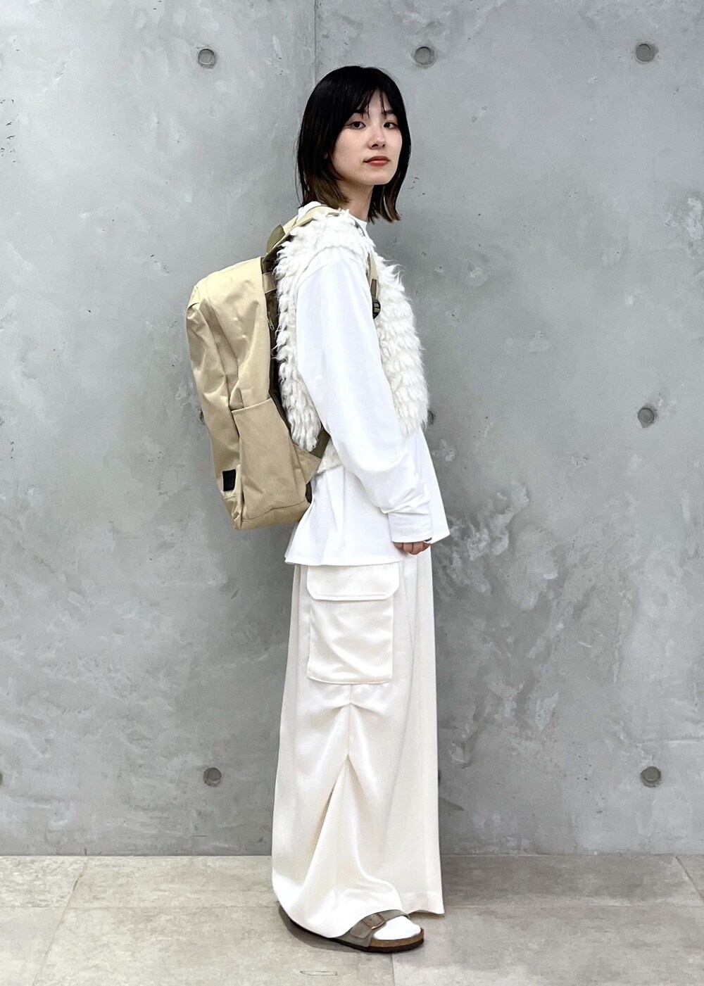 「ファー、Yves Klein、Tシャツ、WEB限定、ミリタリースカート、サテン、マザーズリュック、トップス、Tシャツ/カットソー、ベスト、SHJ34210、SHM34720、24バッグ_pickup、NEWバッグ_pickup、YvesKlein」｜「SALON adam et rope'の[新色追加！]【WEB限定】[ショルダーバッグ付き・ユニセックスで使える・軽量]マザーズリュック3（バックパック/リュック、ホワイト系）」を使った、michiruさん（レディース・156cm）の夏コーディネートの5枚目の写真