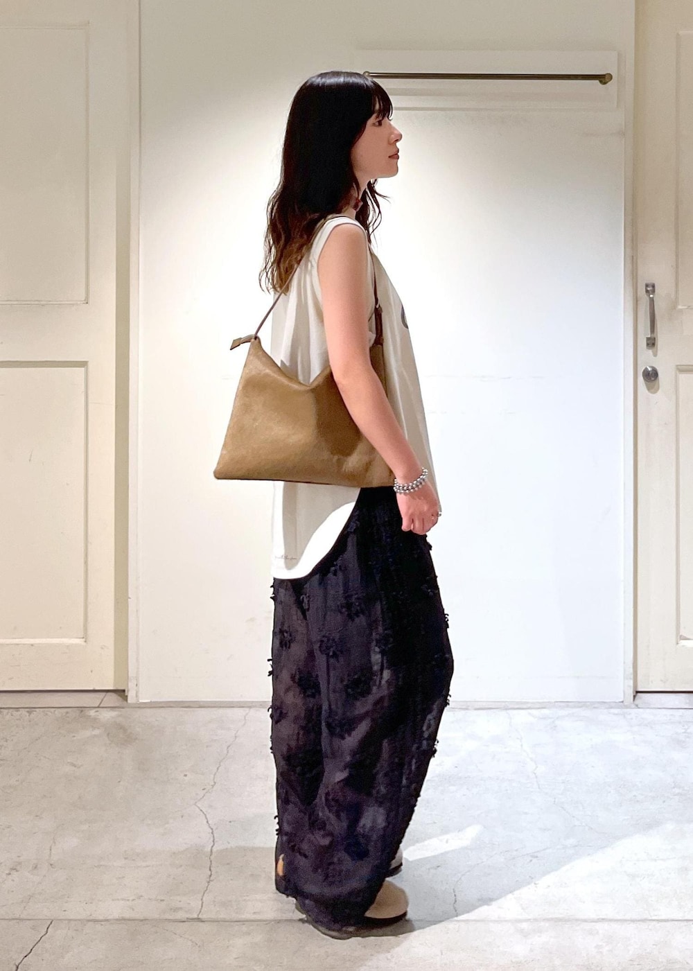 「Coca-Cola COLLECTION by JUN、Coca-Cola、コカ・コーラ、ロゴ、ベージュ、crinkle crinkle crinkle、シアー、ブラック、BIRKENSTOCK、Boston、WS、Ultrasuede(R)、初夏コーデ、夏コーデ、初秋コーデ」｜「BIRKENSTOCKの【BIRKENSTOCK(ビルケンシュトック)】Boston/ボストン（サンダル、グレー系）」を使った、michiruさん（レディース・156cm）の夏コーディネートの4枚目の写真