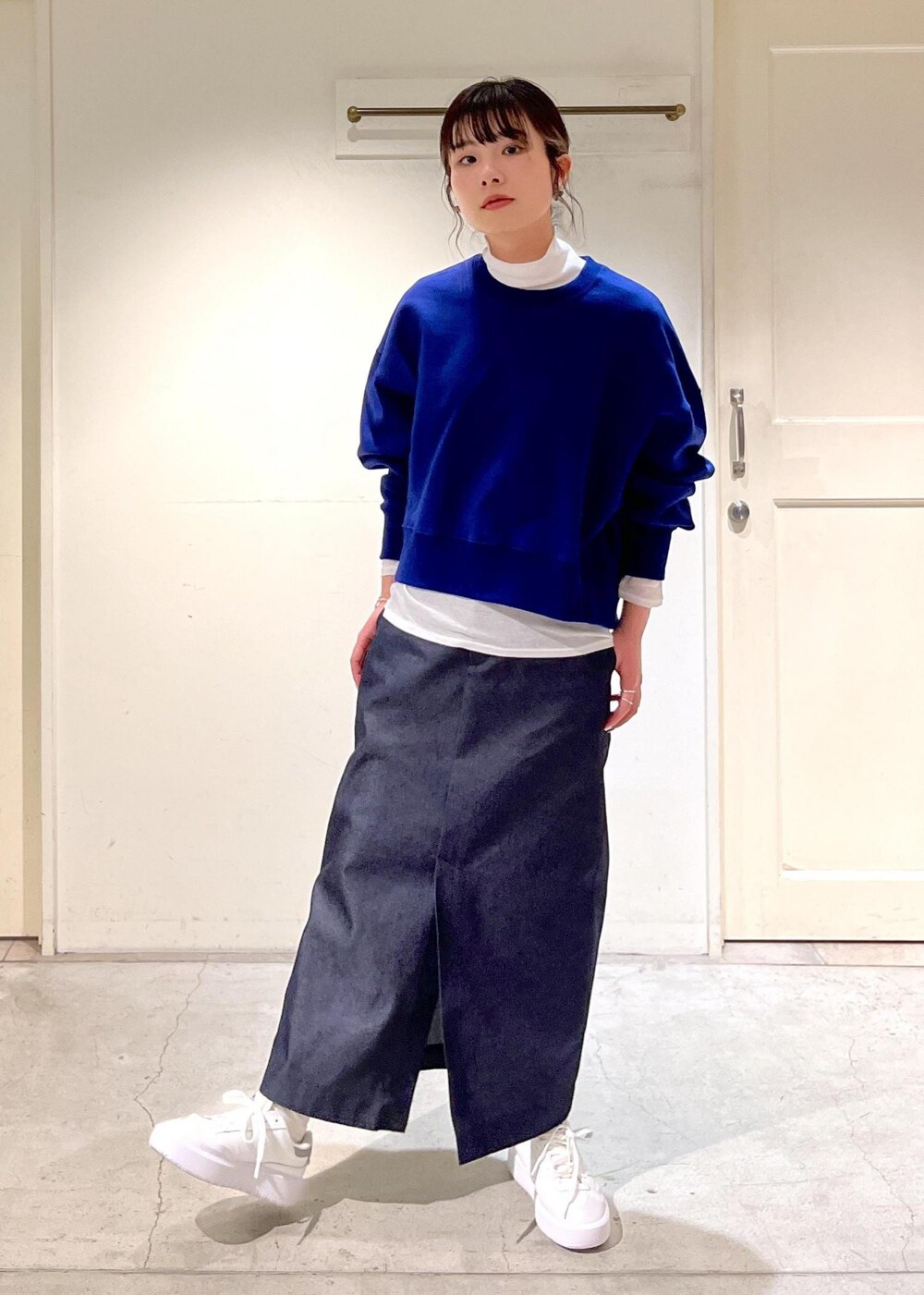 ホワイト系のTシャツ/カットソー、ホワイト系のトートバッグ、ブルー系のスウェットを着用したレディースの冬コーディネートの7枚目の写真