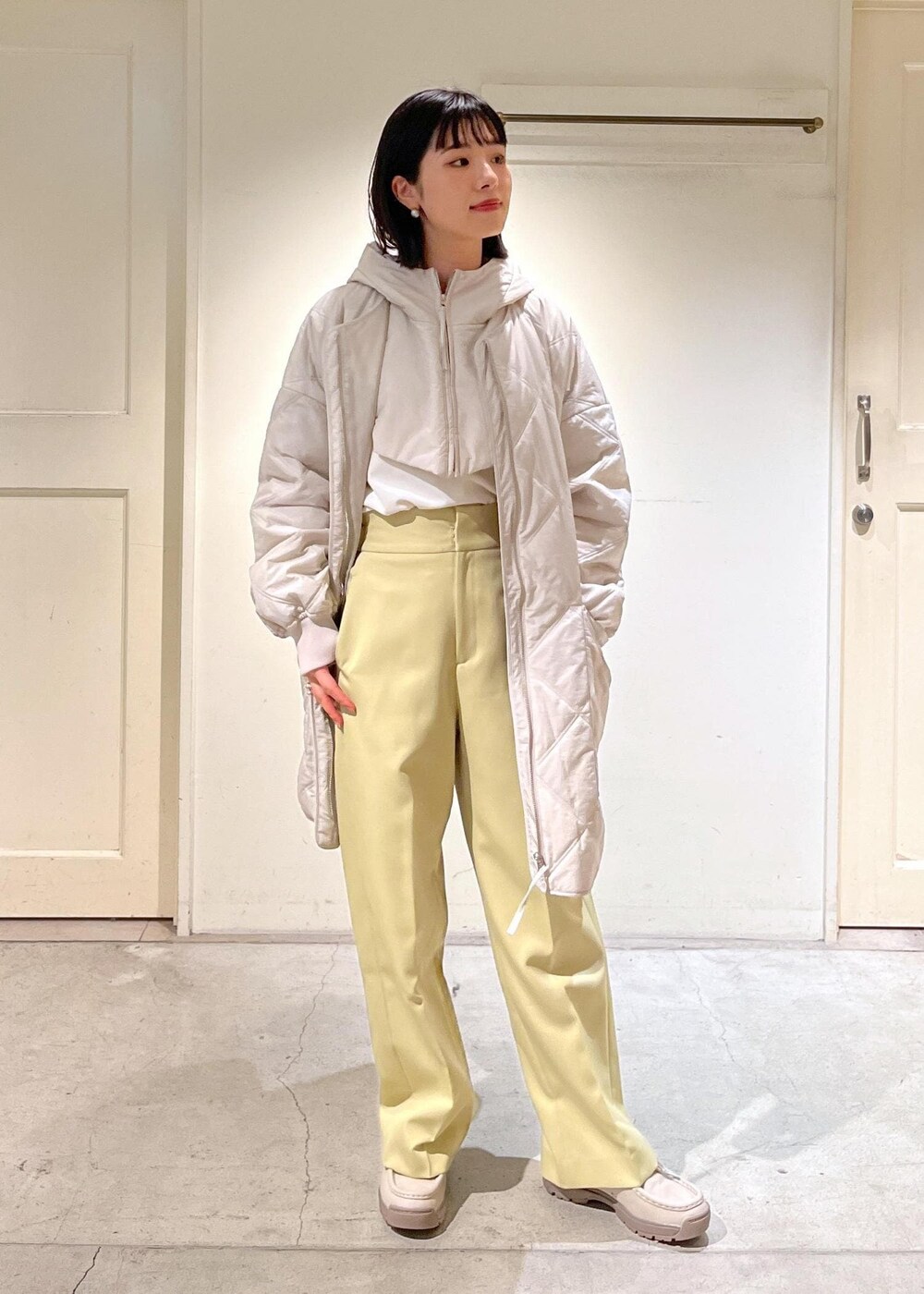 「バラクラバ、ベロア、MOONSTAR、810s、ホワイト、コート、キルティング、パンツ、イエロー、ハイウエスト、サロンアダムエロペ、SALON adam et ropé、23AW Outer、低身長、骨格ウェーブ」|「SALON adam et rope'の【撥水機能付き】バラクラバセットキルティングブルゾン/テントコート(ブルゾン、グレー系)」を使った、michiruさん(レディース・156cm)の秋コーディネートの5枚目の写真