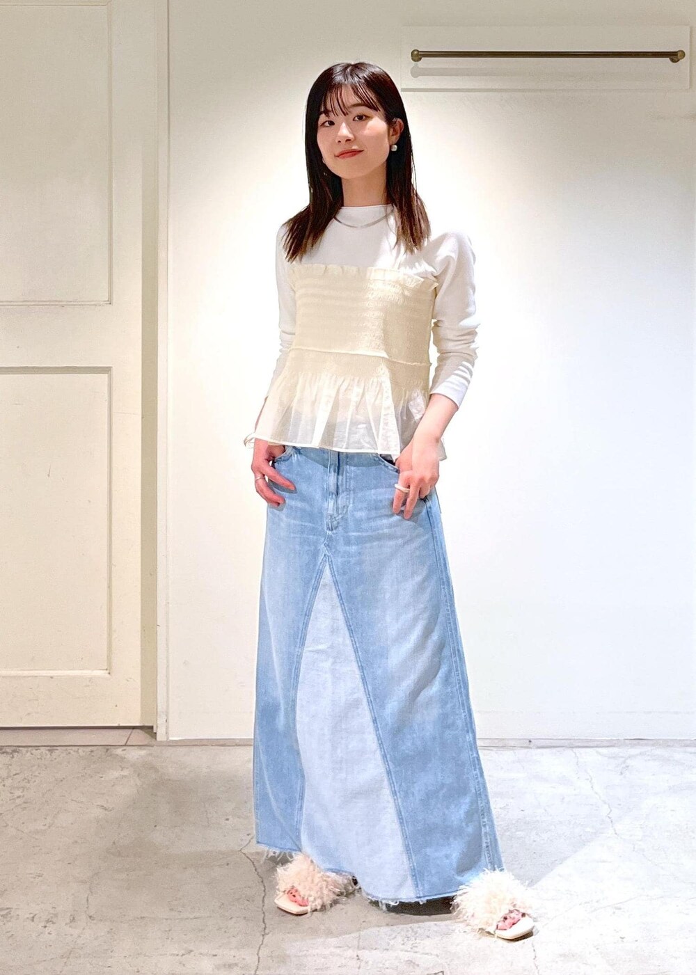 「Tシャツ、redcardtokyo、Vivan、デニム、スカート、ブルー、ミドルトートバッグ、レザー、Wminibag_pickup、初春コーデ、春コーデ、デートコーデ、お出かけコーデ、旅行コーデ、推し活コーデ」｜「SALON adam et rope'のスプリットレザーミドルトートバッグ/バケットバッグ（ショルダーバッグ、ベージュ系）」を使った、michiruさん（レディース・156cm）の春コーディネートの4枚目の写真