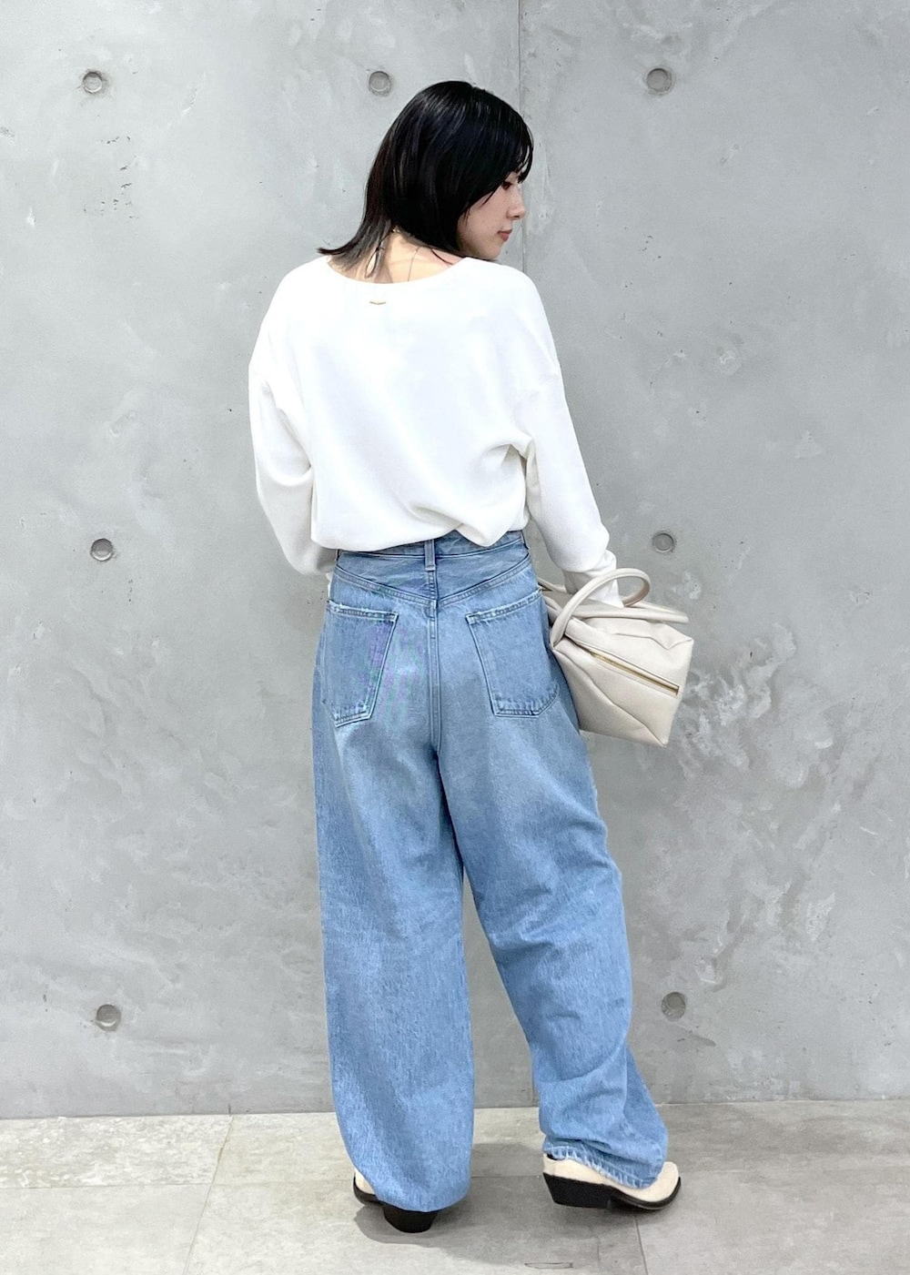 「スウェット、プルオーバー、Ｖネック、ホワイト、デニム、レザー、ERICKA NICOLAS BEGAY、ナバホパール、シルバー、RED CARD TOKYO、Dakota、初秋コーデ、秋コーデ、初冬コーデ、デートコーデ」｜「SALON adam et rope'のスプリットレザーミドルボストンバッグ（ボストンバッグ、ホワイト系）」を使った、michiruさん（レディース・156cm）の秋コーディネートの5枚目の写真