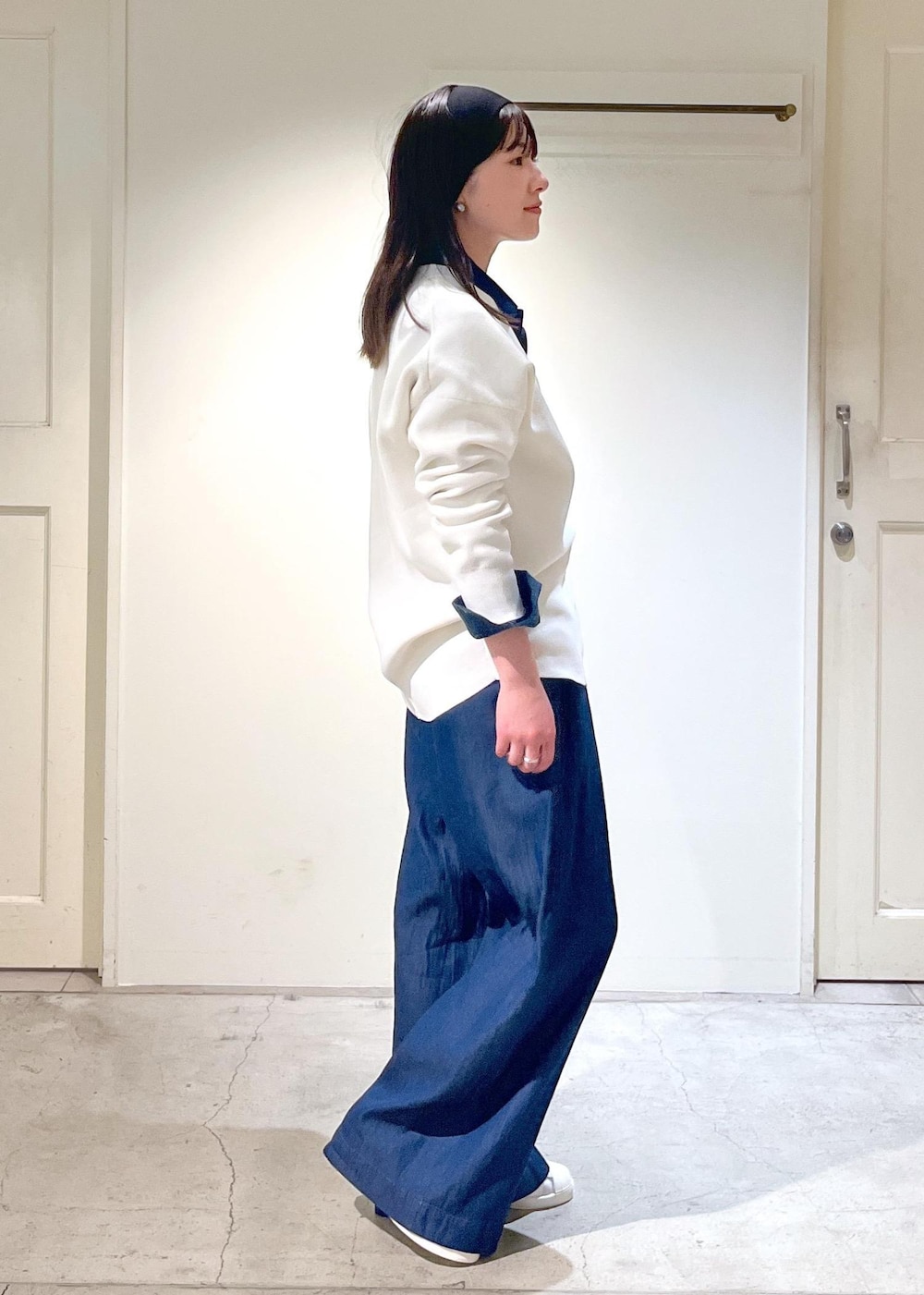 「金ボタン、Ｖネック、デニム、adidas、SUPERSTAR82、heyep、ヘアバンド、初春コーデ、春コーデ、デートコーデ、お出かけコーデ、旅行コーデ、アウトドアコーデ、推し活コーデ、女子会コーデ」｜「SALON adam et rope'のオープンカラーリラクシーデニムオールインワン（つなぎ/オールインワン、ブルー系）」を使った、michiruさん（レディース・156cm）の春コーディネートの4枚目の写真