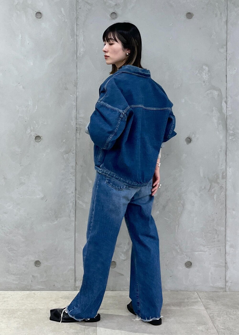 「24SS春の新作、KURO、クロ、ベロア、Tシャツ、2way、別注、サロンアダムエロペ、Gabriela Coll Garments、ガブリエラコールガーメンツ、ブルー、デニム、ジャケット、インディゴブルー、ベージュ」｜「SALON adam et rope'のクラッシュベロア2WAYロングスリーブTシャツ【セットアップ対応・洗える】（Tシャツ/カットソー、ベージュ系）」を使った、michiruさん（レディース・156cm）の冬コーディネートの7枚目の写真