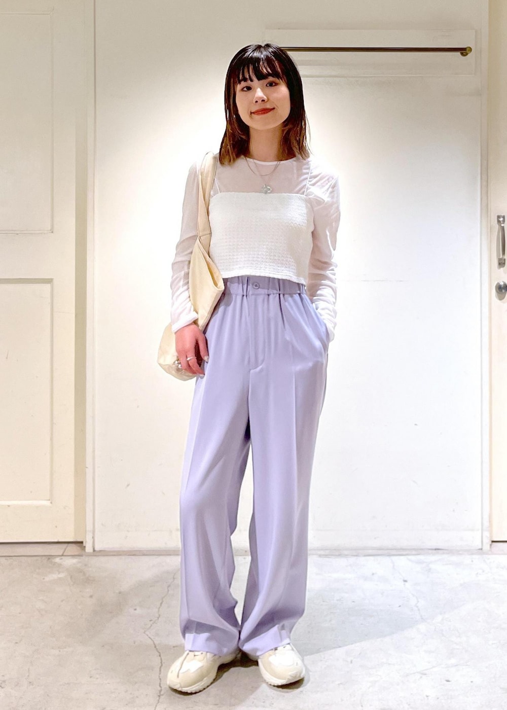 ホワイト系のスニーカー、ホワイト系のチューブトップ、ホワイト系のTシャツ/カットソーを着用したレディースの春コーディネートの4枚目の写真