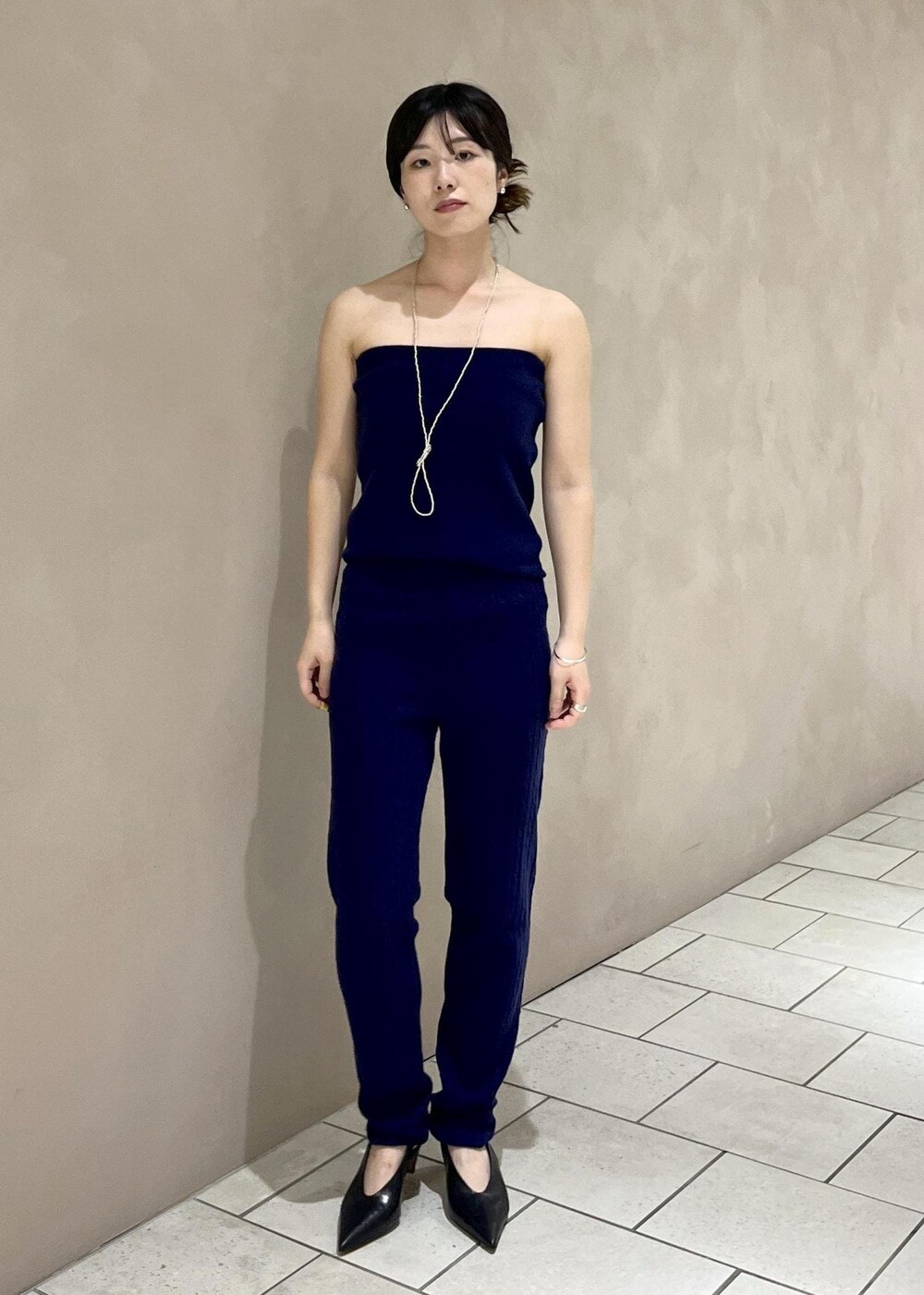 ブラック系のテーラードジャケット、ブラック系のハンドバッグ、ブラック系のその他シューズを着用したレディースの秋コーディネートの8枚目の写真