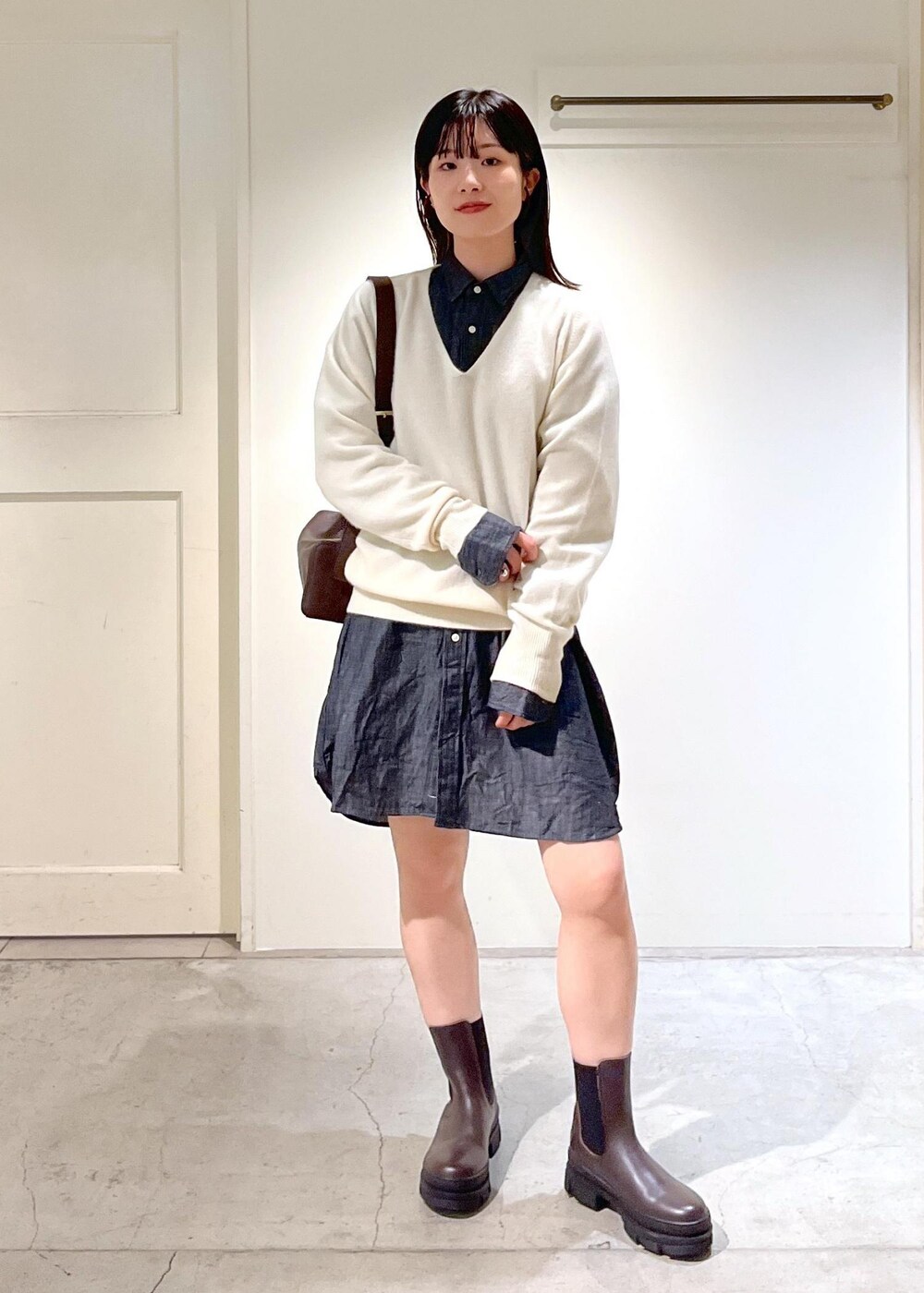 「カシミヤ、ニット、プルオーバー、ホワイト、Ｖネック、INDIVIDUALIZED SHIRTS for SALON、シャツ、オーバーシャツ、デニムシャツ、ブラック、REMME、チェルシーブーツ、ダークブラウン、レザー、秋コーデ」｜「SALON adam et rope'の【雑誌掲載】【追加】レザーボックスショルダーバッグ/クロスボディバッグ（ショルダーバッグ、ブラウン系）」を使った、michiruさん（レディース・156cm）の秋コーディネートの3枚目の写真