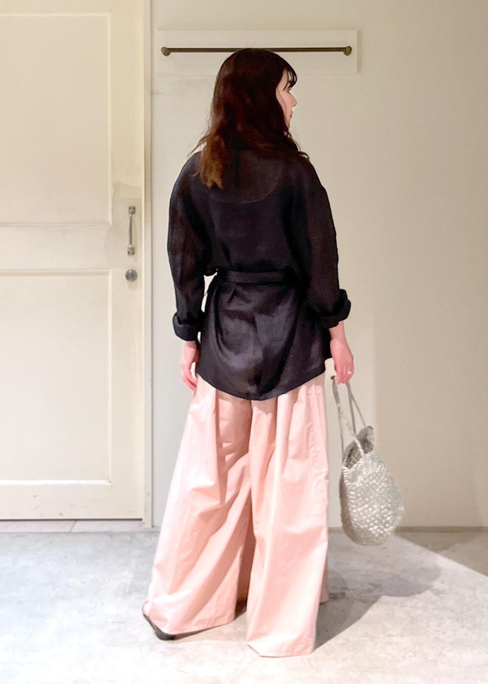 「羽織、Baserange、CABLE PANTS、BAGMATI、シルバー、春コーデ、初夏コーデ、デートコーデ、お出かけコーデ、旅行コーデ、推し活コーデ、女子会コーデ、大人カジュアル、パンツスタイル、カジュアルコーデ」|「SALON adam et rope'のナローストラップサンダル(サンダル、ブラック系)」を使った、michiruさん(レディース・156cm)の春コーディネートの5枚目の写真