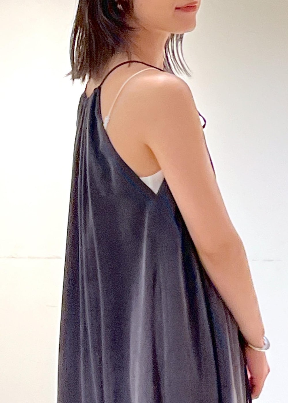 「24SS春の新作、GENTLE SILK、ジェントルシルク、2way、キャミワンピース、チャコール、KURO for SALON、KURO、別注、デニム、ブルー、パンツ、BAGMATI、バグマティ、クリアバック」｜「KUROの【KURO for SALON（クロ）】別注OPTIMA WASH/デニムパンツ（デニムパンツ、ブルー系）」を使った、michiruさん（レディース・156cm）の冬コーディネートの7枚目の写真